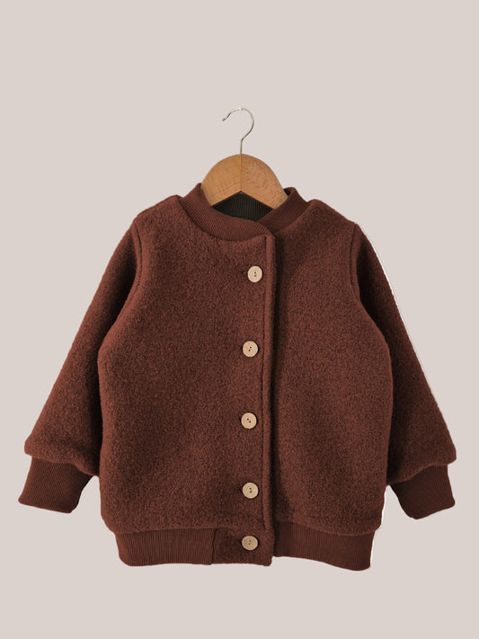 Giacca bomber in lana cotta color cioccolato di petit cochon, ideale per l’autunno e l’inverno, realizzata in tessuto di lana cotta antivento e antimacchia, con cerniera a tutta lunghezza e polsini elasticizzati per una vestibilità ottimale.