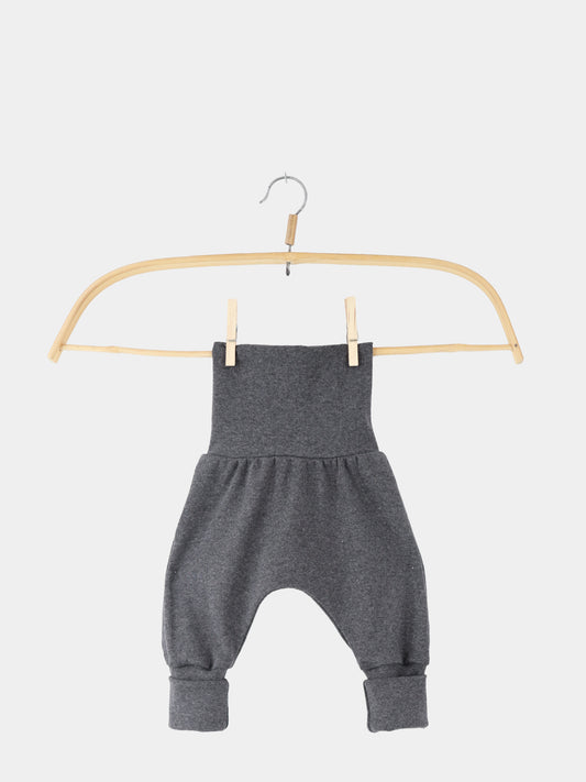 Babyknicker Feinstrick - Ruß Meliert: Dunkelgraue Haremshose für Babys, aus weichem Feinstrick-Jersey, an Holzkleiderbügel hängend. Bequem und vielseitig, ideal für Alltag und Spielplatz.
