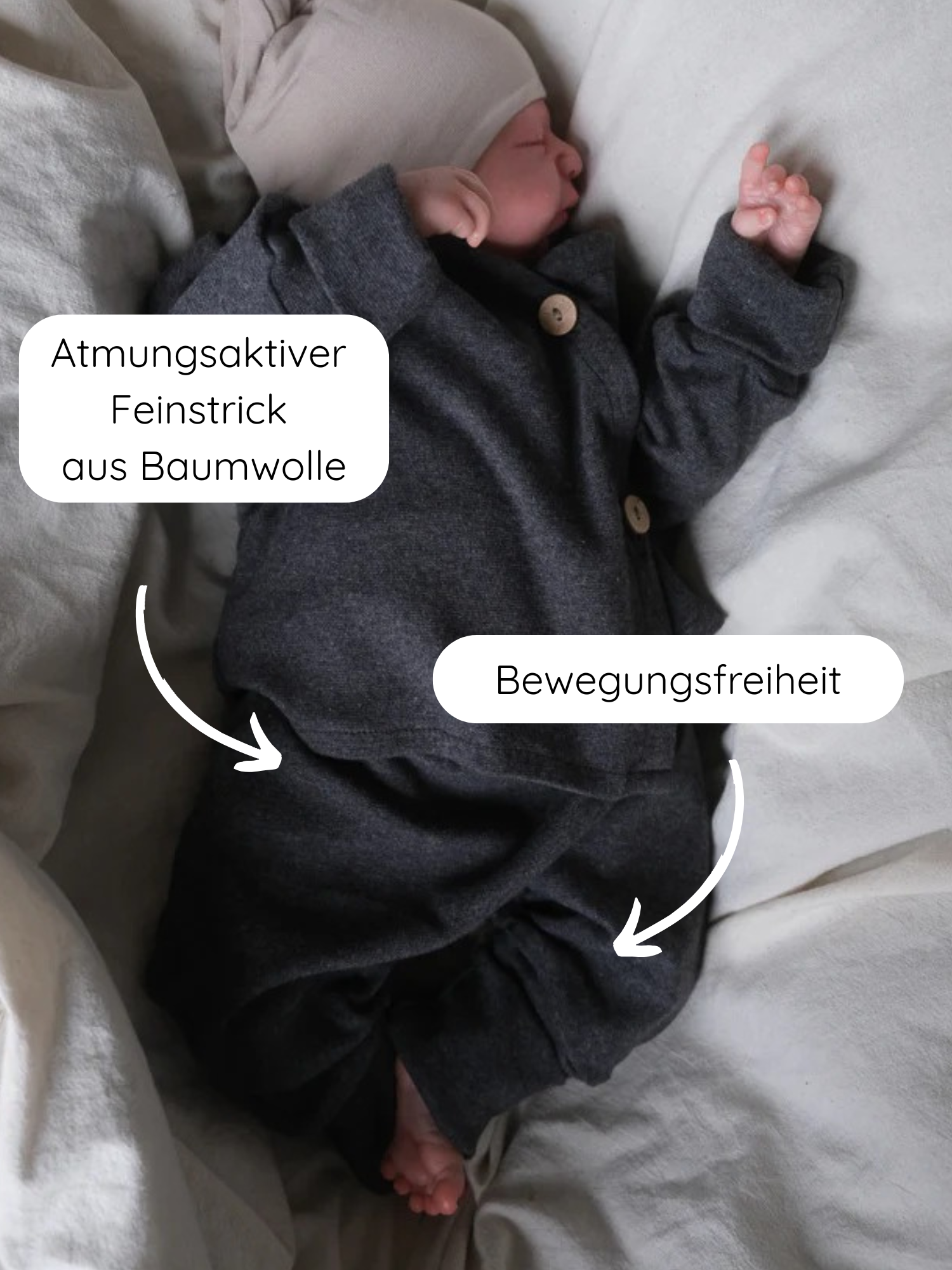 Neugeborenes in einem Babyknicker Feinstrick - Ruß Meliert, mit Holzknöpfen und passender Mütze, liegt auf weißem Bettzeug. Überlagerter Text betont Atmungsaktiv und Bewegungsfreiheit des melierten Feinstrick-Jerseys.