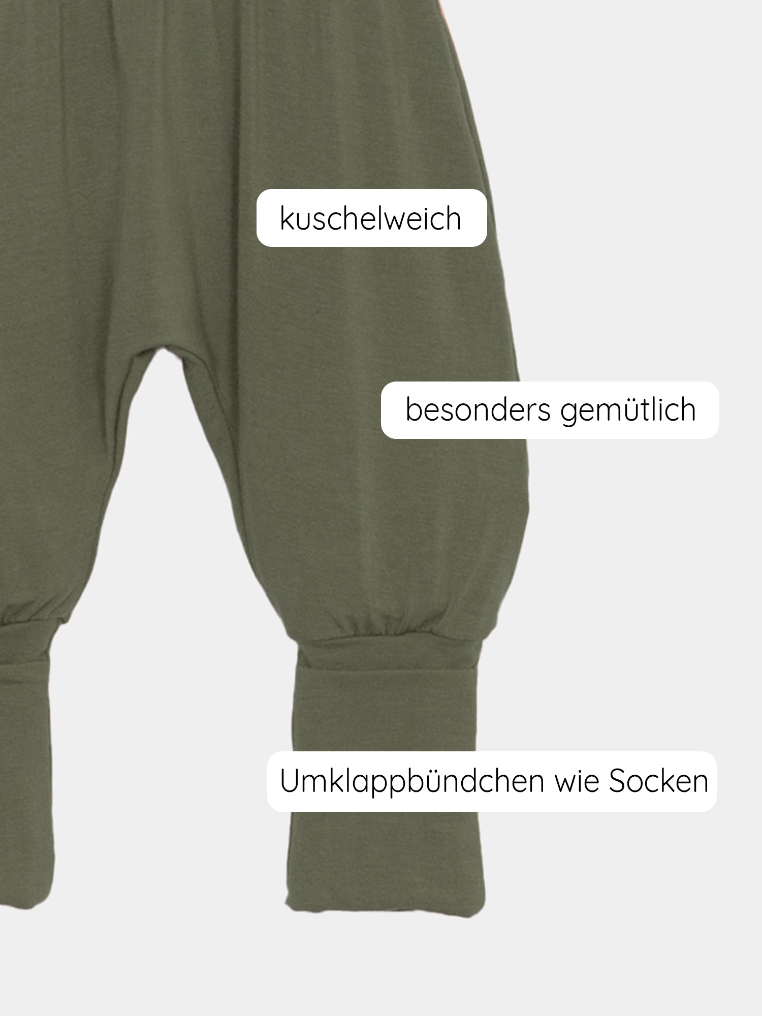 Babyknicker Kaschmir-Mix - Avocado; Nahaufnahme einer weichen Babyhose mit Klappbündchen, ideal für Neugeborene. Die Hose bietet eine mitwachsende Passform und umklappbare Bündchen anstelle von Socken. Erstausstattung Baby und Geschenk für Babys.