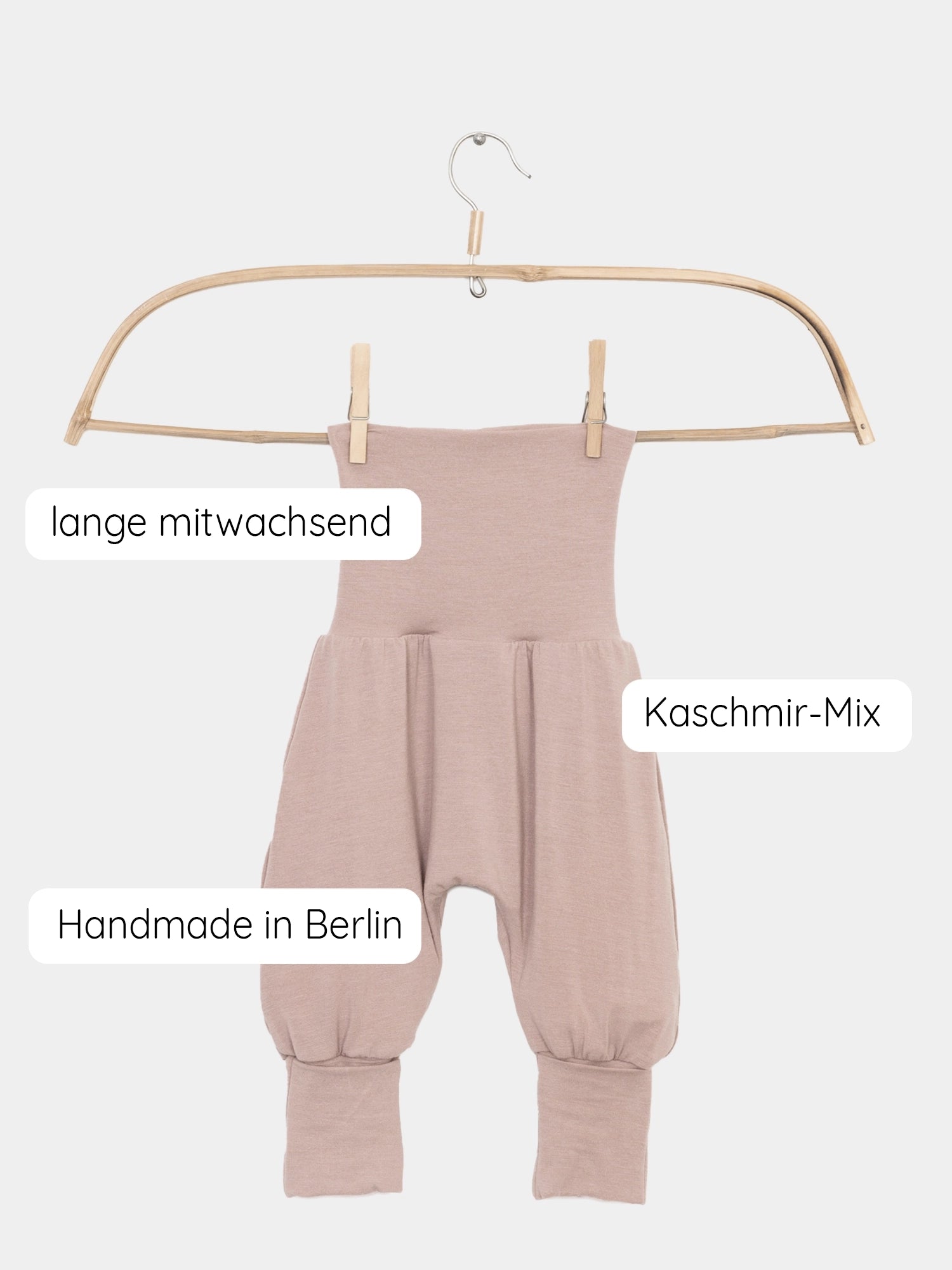 Babyknicker Kaschmir-Mix - Puder, Nahaufnahme zeigt das weiche Material und die praktischen Klappbündchen, die anstelle von Socken verwendet werden können. Perfekt für die Erstausstattung von Babys.