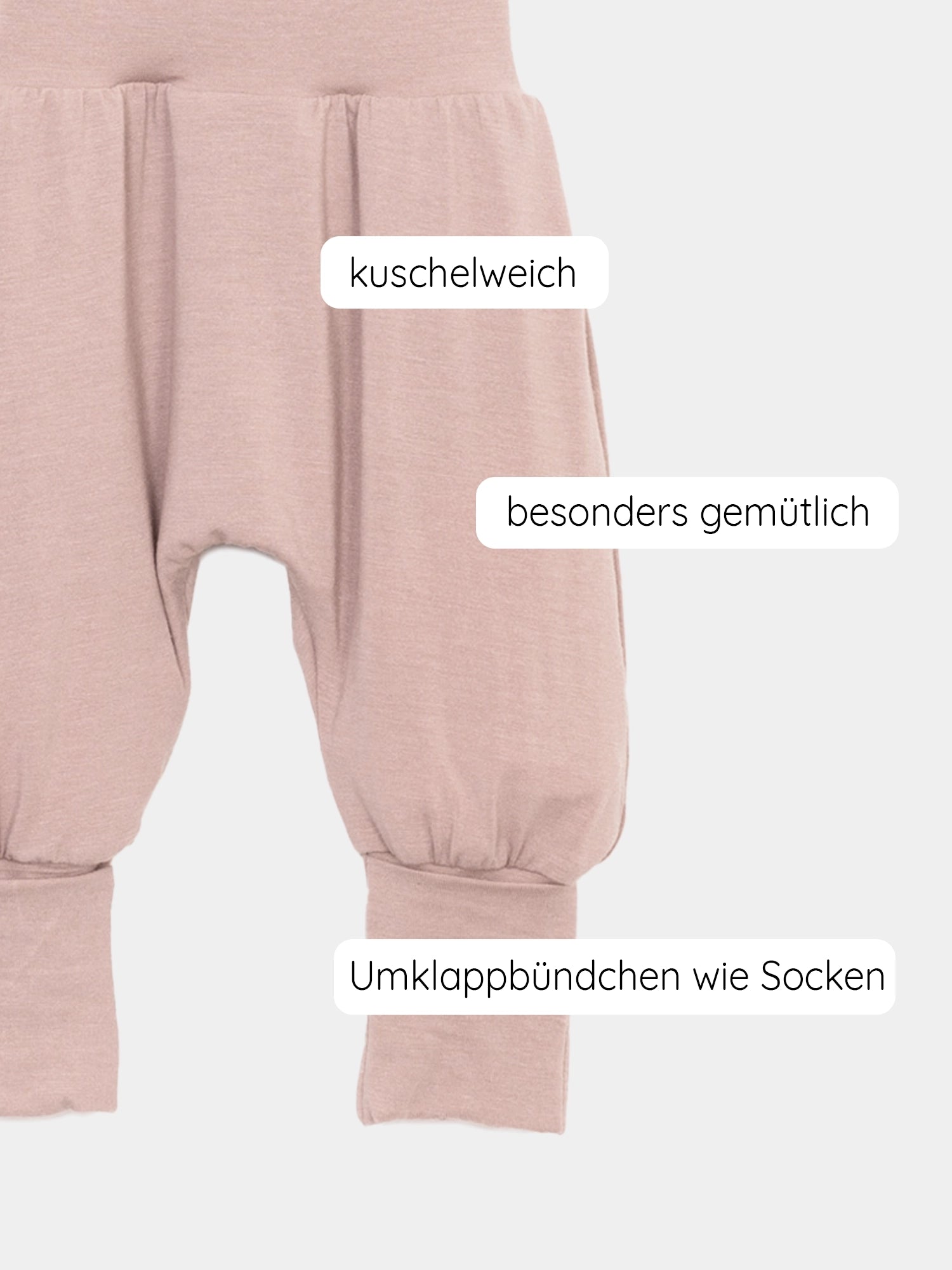 Nahaufnahme der Babyknicker Kaschmir-Mix - Puder mit Klappbündchen, die eine weiche, wärmende und atmungsaktive Textur zeigt. Perfekt kombinierbar mit dem Loopbody aus Kaschmir-Mix für Babys.