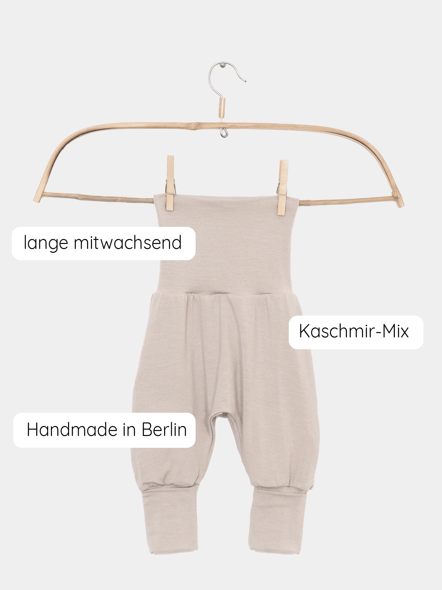 Babyknicker Kaschmir-Mix - Sand mit weichem Klappbündchen, das Socken ersetzt. Der Mix aus Kaschmir sorgt für Wärme und Atmungsaktivität, ideal kombiniert mit einem Loopbody für Neugeborene.