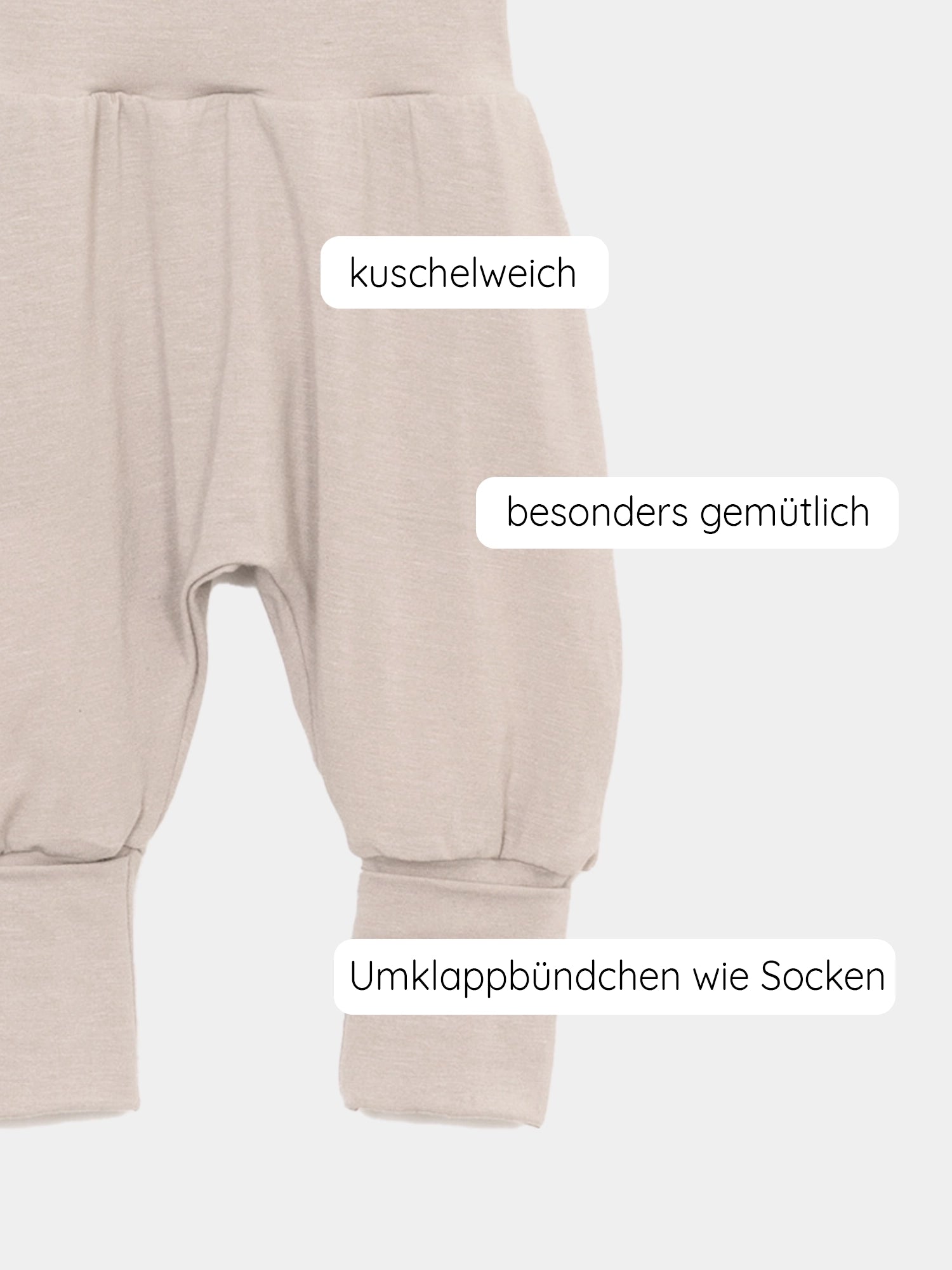 Babyknicker Kaschmir-Mix - Sand mit weichem, atmungsaktivem Material und praktischen Klappbündchen, ideal für Babys. Nahaufnahme zeigt die feine Struktur und Logo-Detail, betont Qualität und Komfort.