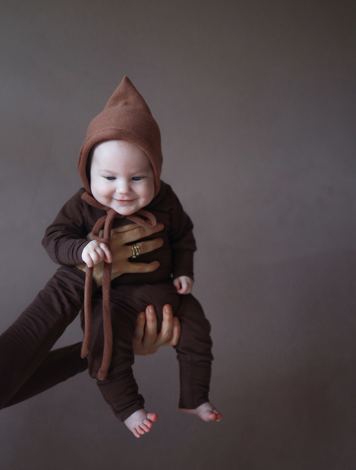 Erstausstattung Baby. Babyknicker Kaschmir Mix Malve mit Loopbody und Zwergenmütze. Perfekte Baby Geschenke.