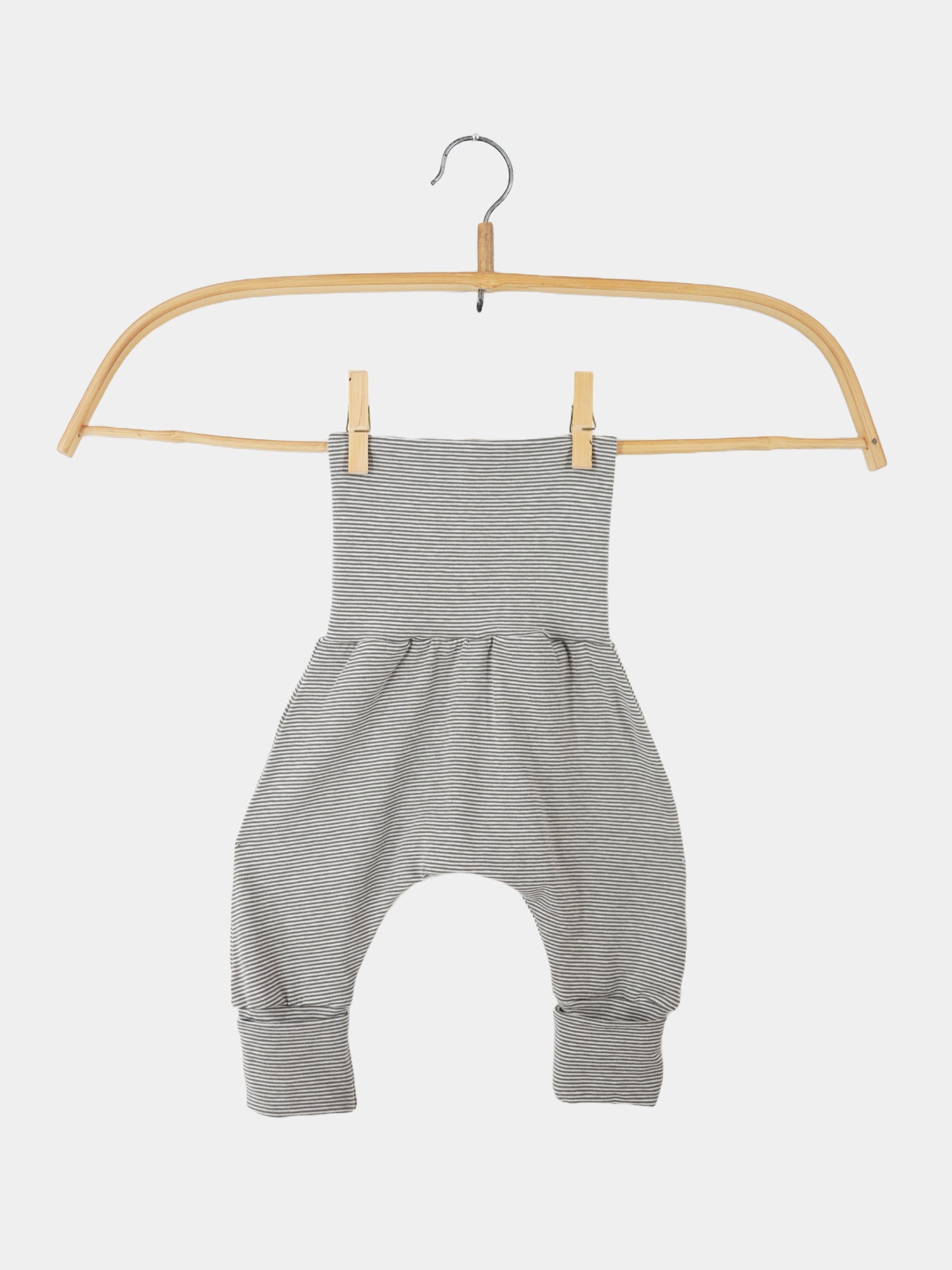 Babyknicker Bio-Baumwolle - Maus Ringel: Nahaufnahme eines grau-weiß gestreiften Rompers auf einem Kleiderbügel mit Holzgriff, zeigt den weichen, luftigen Schnitt für Bewegungsfreiheit und Komfort.