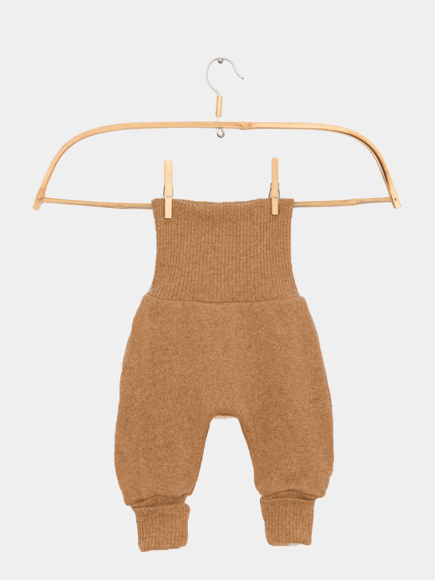 Babyhose Strick Sahara 0M, Zustand: neu. Die Hose weist eine feine Strickstruktur auf, geeignet für Neugeborene. Sie bietet Komfort und Stil, ideal für zarte Babyhaut.