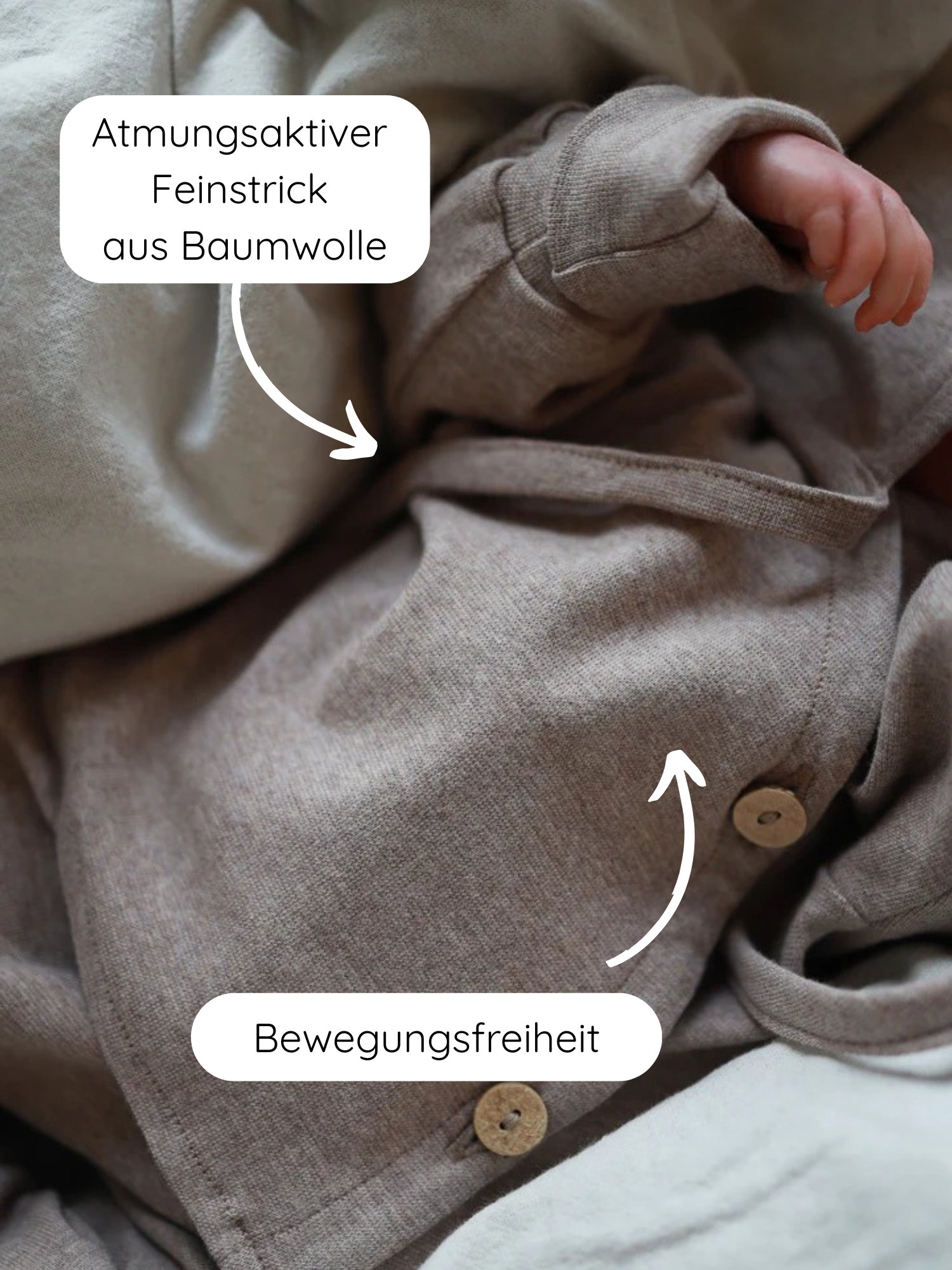 Babyschlüttli Feinstrick - Hafer Meliert: Nahaufnahme eines Babys in einem weichen, atmungsaktiven Feinstrick-Baumwollanzug mit Holzknöpfen und Wickelverschluss, der Bewegungsfreiheit und Komfort bietet.