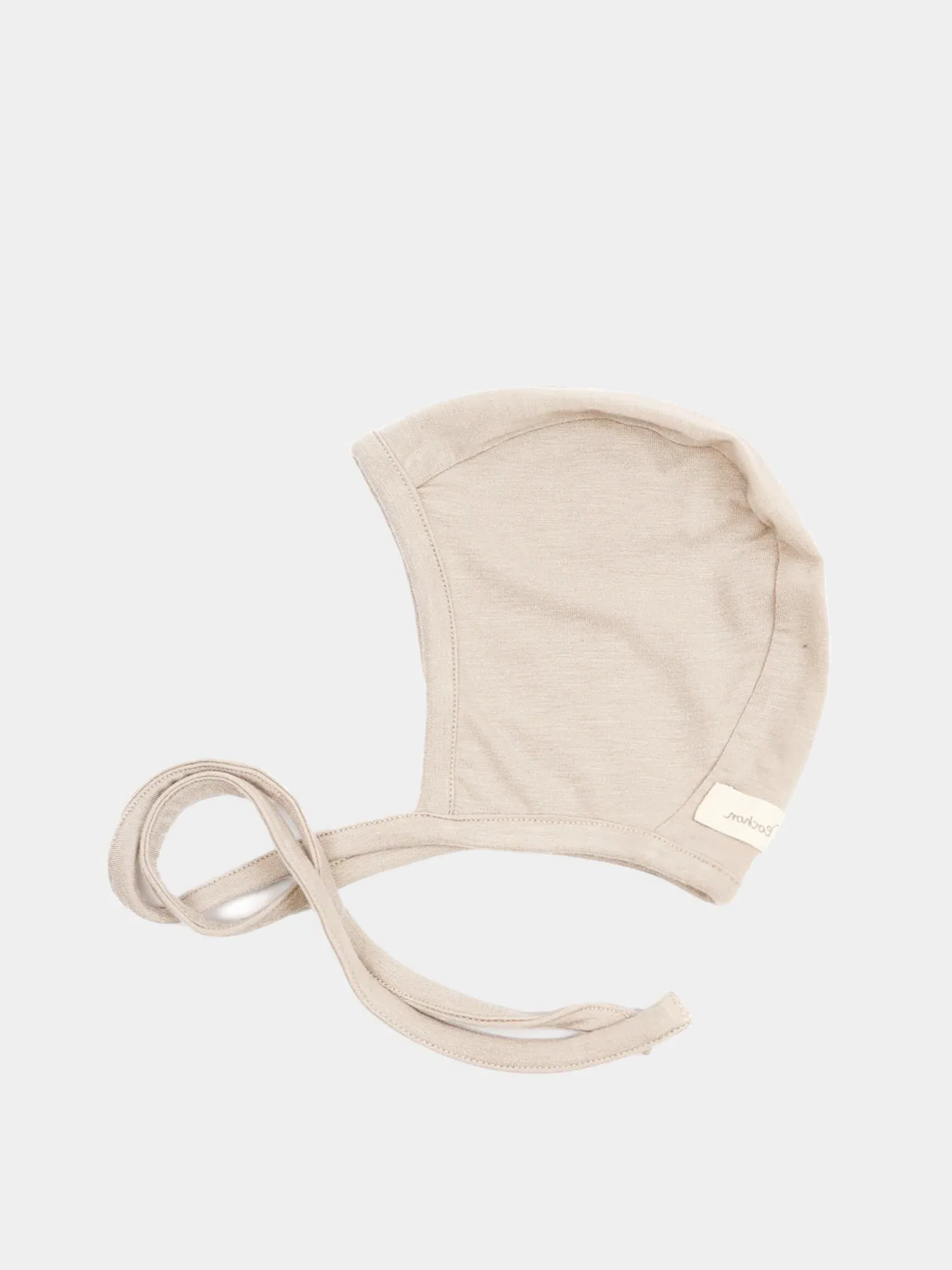 Babyhäubchen Kaschmir-Mix - Sand: Ein schlichtes, hellbeiges Babymützchen mit zwei langen Bindebändern, aus elastischem Micromodal-Kaschmirstoff gefertigt, bietet Wärme und Schutz für empfindliche Babyköpfe.