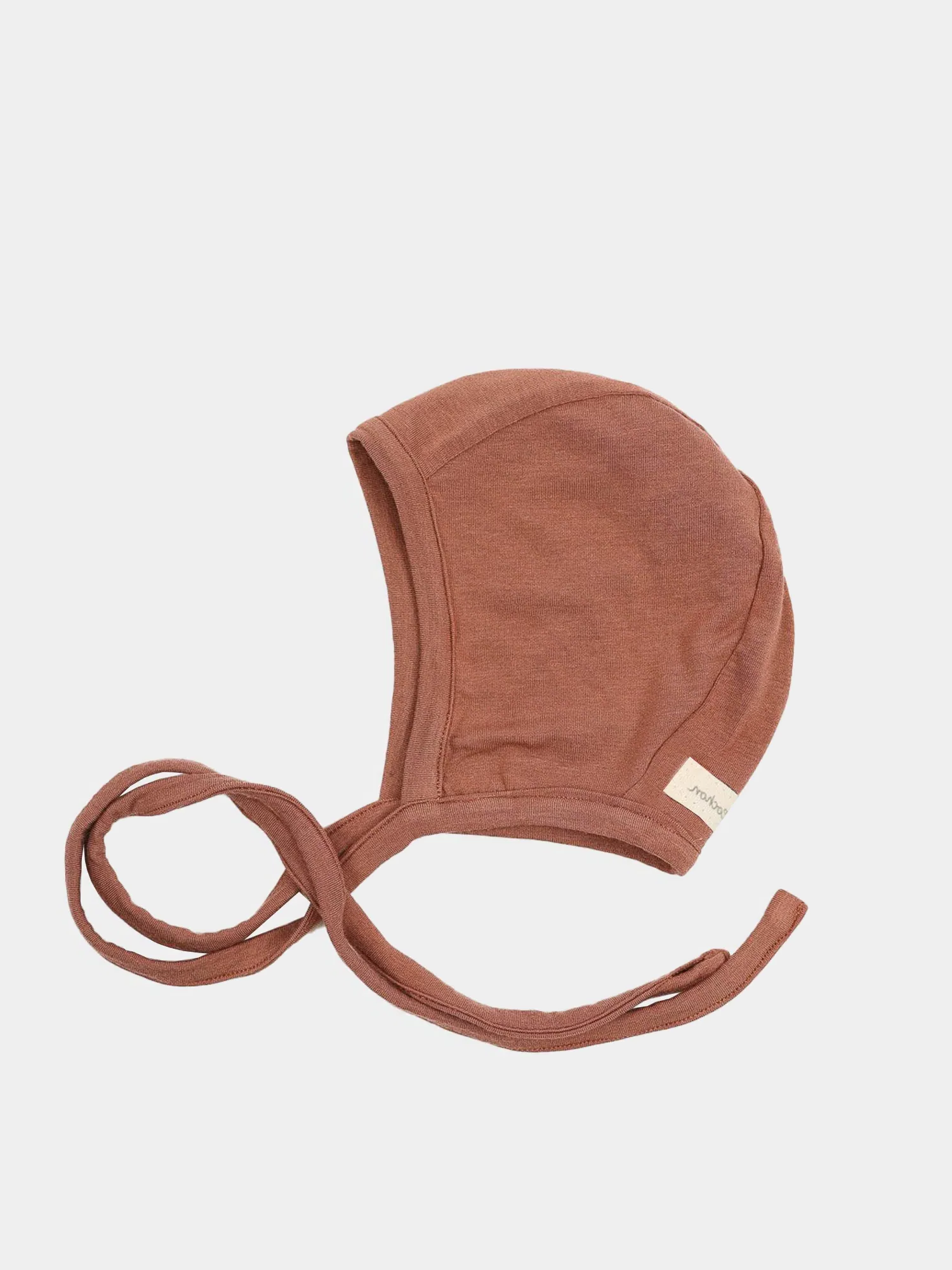 Babyhäubchen Kaschmir-Mix - Zimt: Ein weiches, kapuzenartiges Mützchen aus Jersey mit Ohrenschutz und langen Bindebändern, handgefertigt aus Kaschmir-Mix, bietet sanfte Wärme und Flexibilität für Babys.