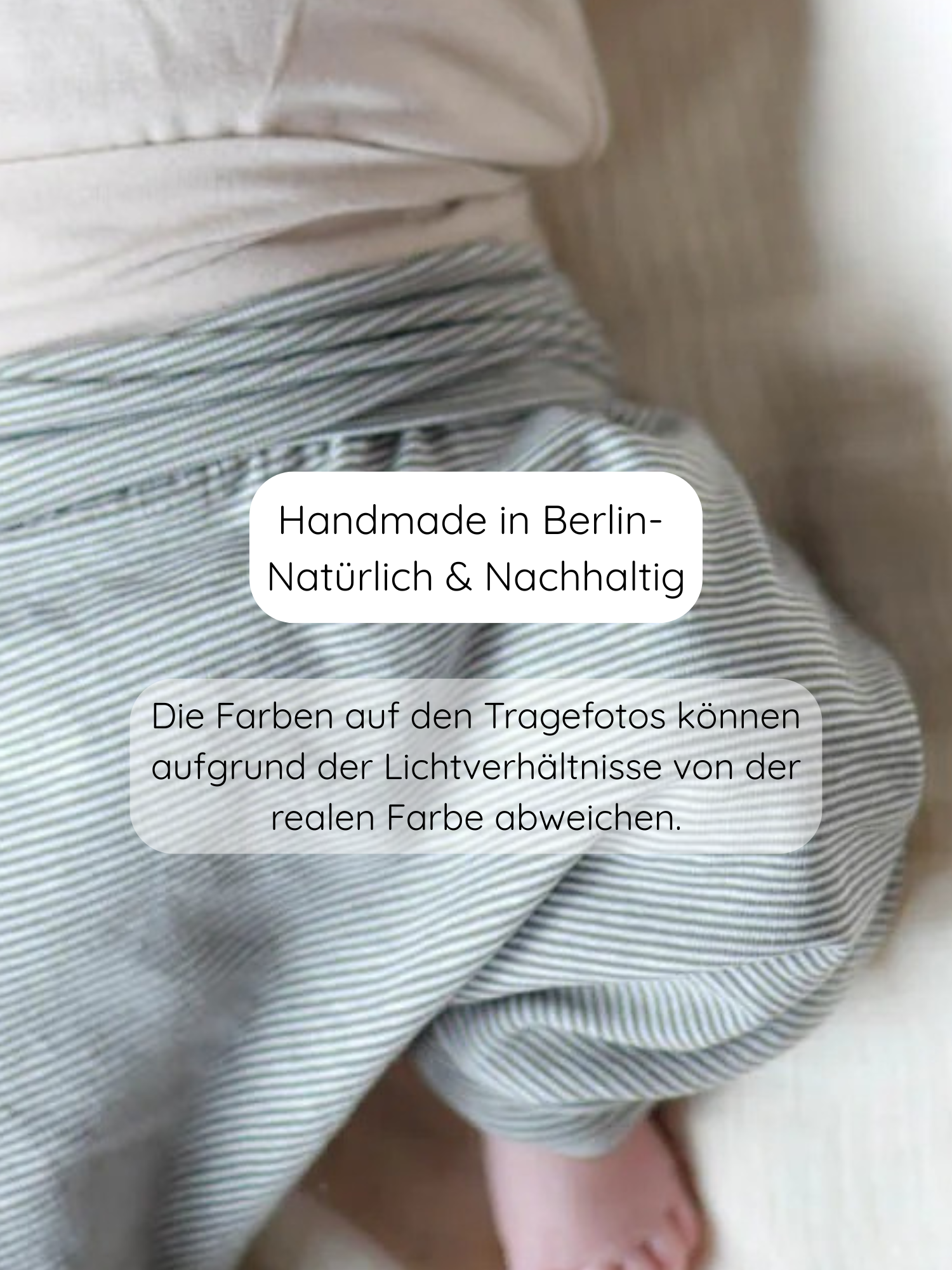 Babyknicker Bio-Baumwolle - Maus Ringel, getragen von einem Kleinkind. Die weichen, grün-weiß gestreiften Hosen bieten Bewegungsfreiheit und Komfort, handgefertigt in Berlin, nachhaltig und langlebig.