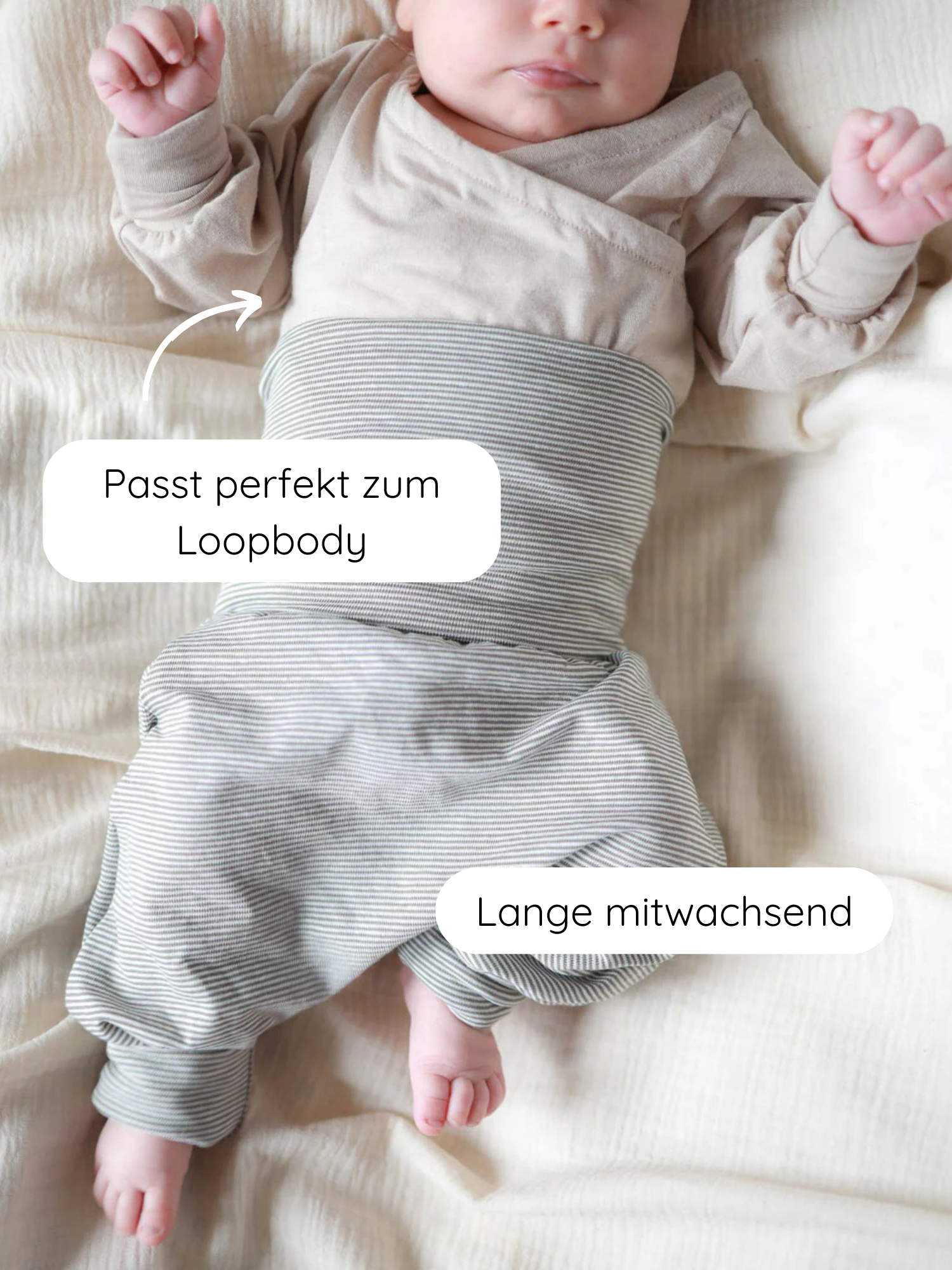 Ein Baby liegt auf einer Decke, trägt Babyknicker Bio-Baumwolle - Maus Ringel mit grünen Streifen. Diese mitwachsende Hose bietet Bewegungsfreiheit und Komfort durch weiche, elastische Bündchen.