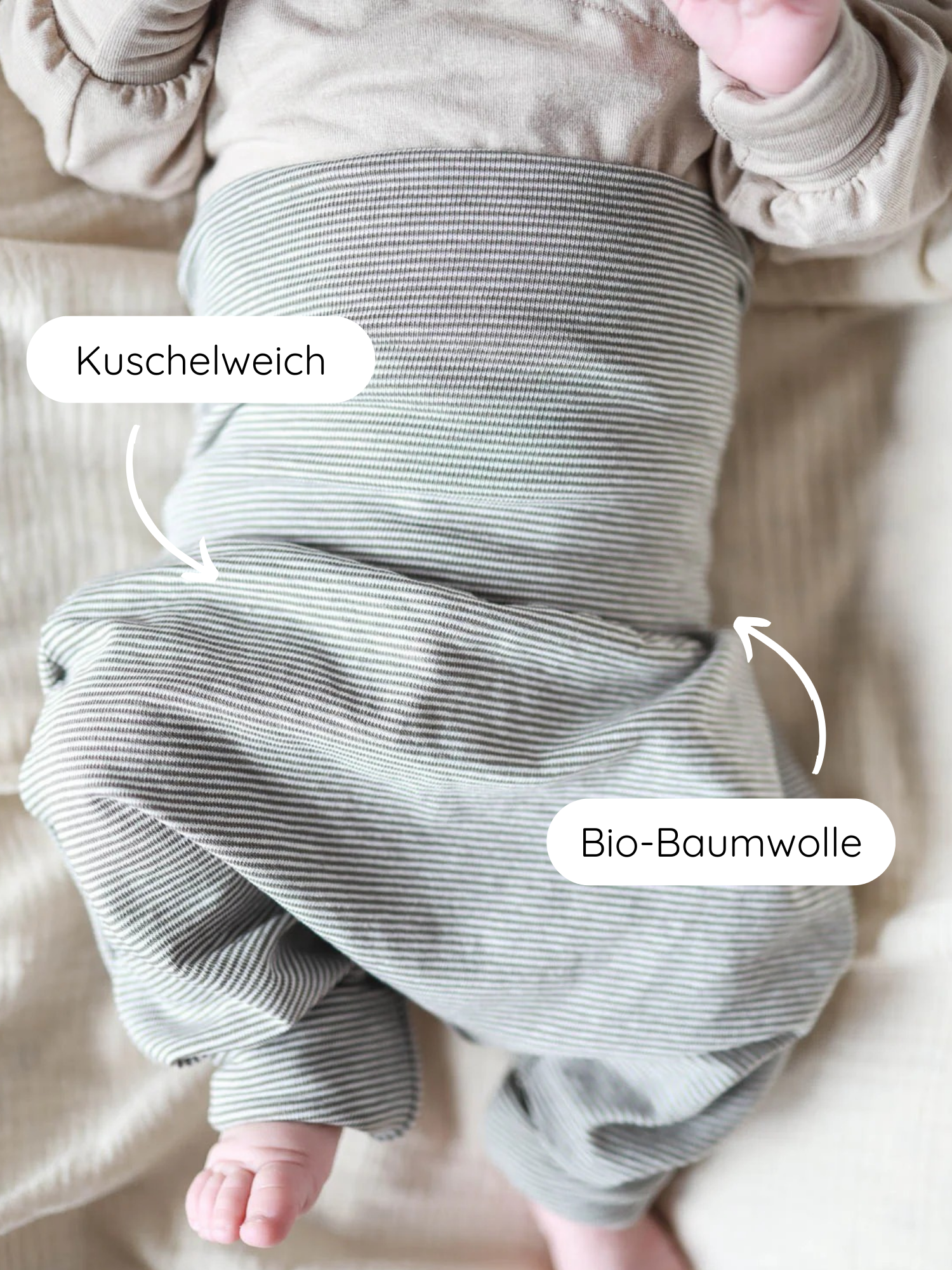 Babyknicker Bio-Baumwolle - Maus Ringel: Unterkörper eines Babys in grauweiß gestreiftem Harem-Romper. Textcallouts heben „kuschelweich“ und „Bio-Baumwolle“ hervor, betonen Komfort und Nachhaltigkeit.