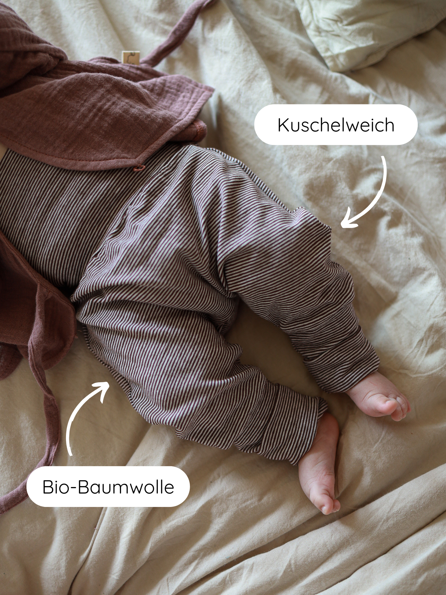 Babyknicker Bio-Baumwolle - Schoko Ringel aus weicher Bio-Baumwolle, mit braun-creme Streifen. Die Hose bietet Bewegungsfreiheit und Komfort, ergänzt durch eine rosa Musselin-Bonnet oder Tuch um die Taille.