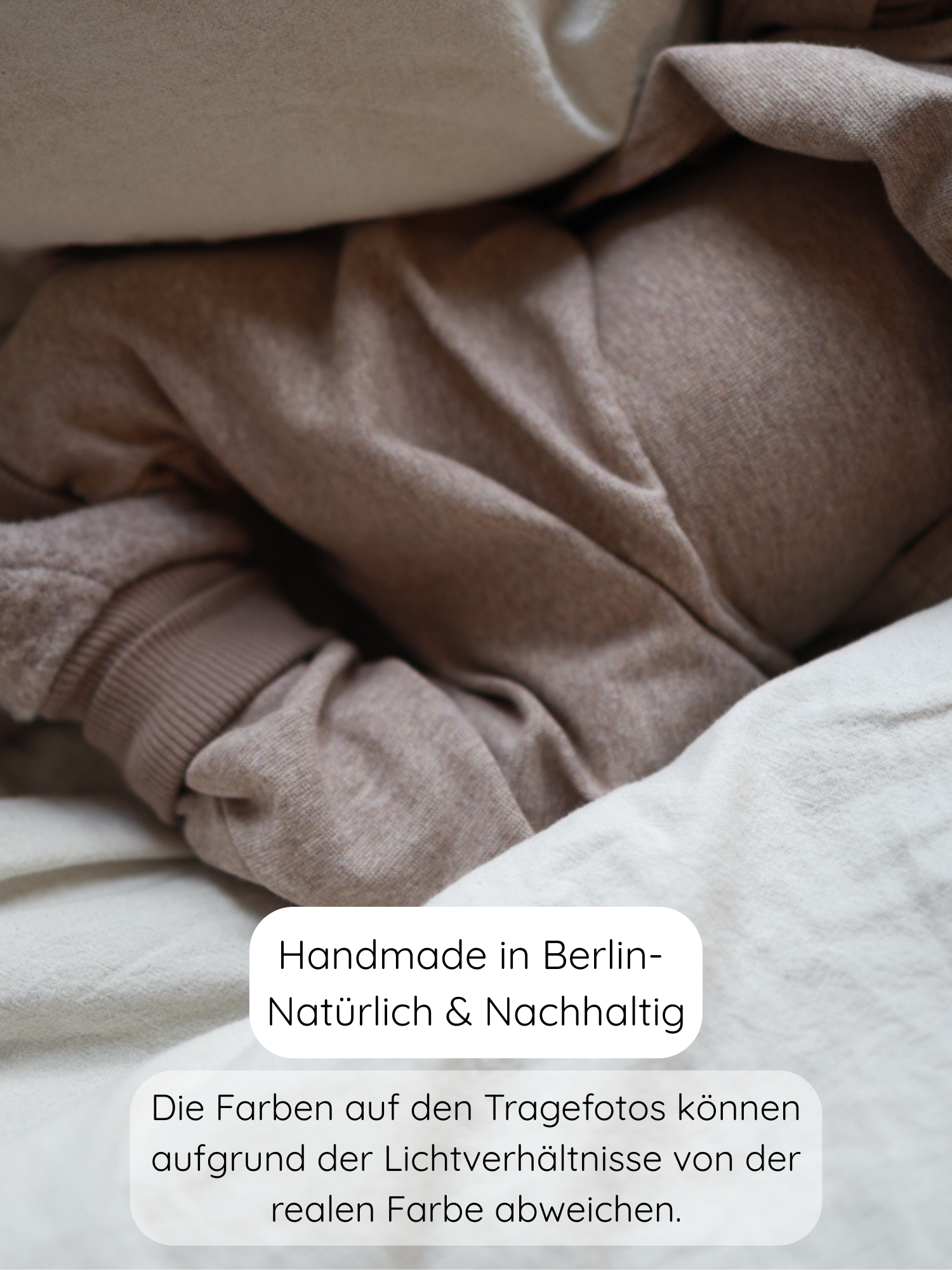 Babyknicker Feinstrick - Hafer Meliert, nahaufnahme eines weich gefalteten, erdtonigen Stoffs, der handgefertigt, natürlich und nachhaltig in Berlin ist. Hinweis: Farben können in Tragefotos abweichen.