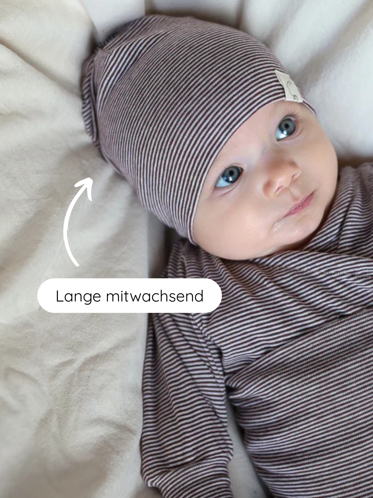 Baby in einem gestreiften Set mit der Beanie Bio-Baumwolle - Ringel Schoko, einer weichen, atmungsaktiven Mütze aus 100% Bio-Baumwolle, die sich flexibel anpasst und mitwächst.