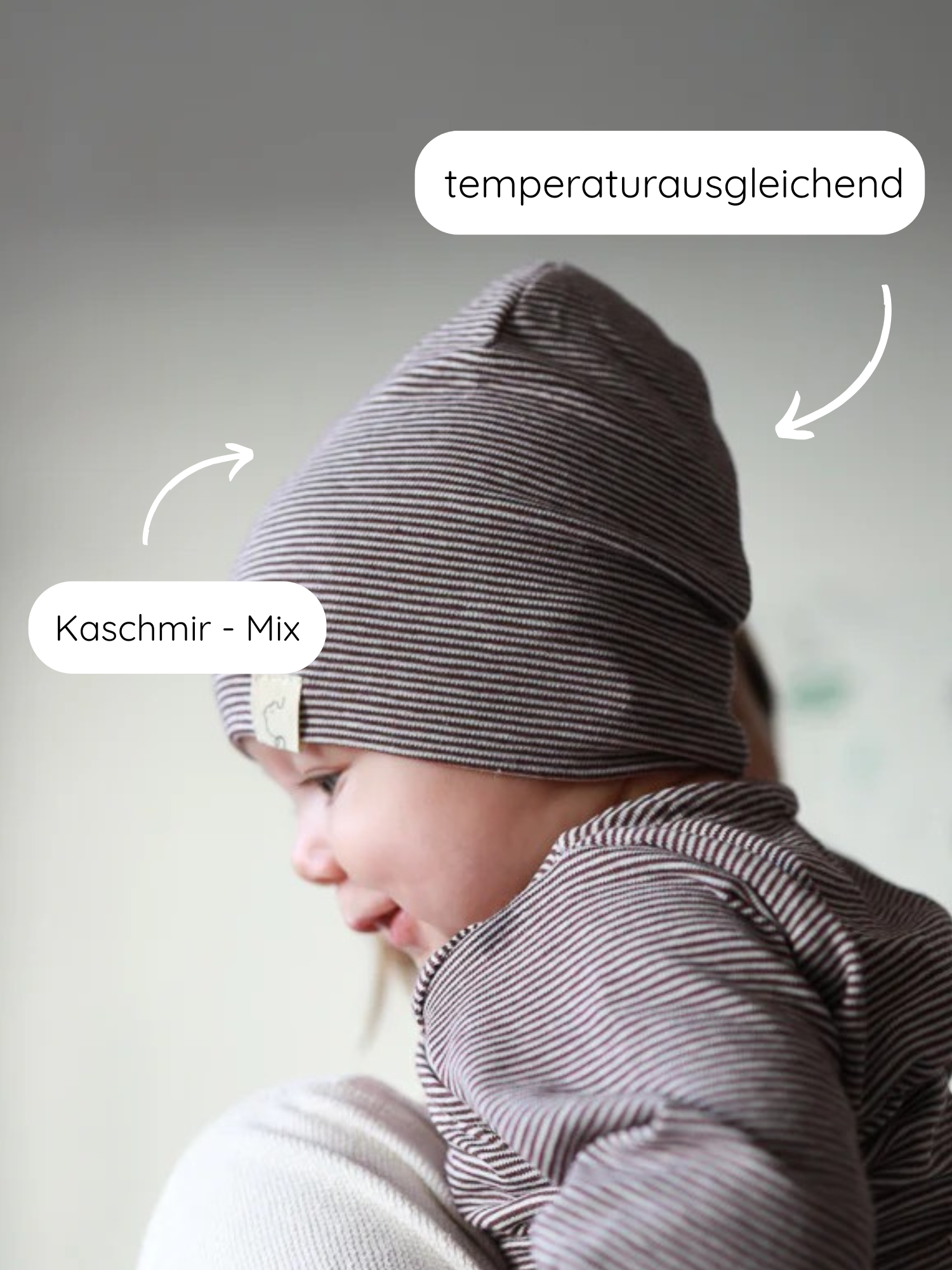 Kleinkind in feingestreiftem Kaschmir-Mix-Set, trägt Beanie Bio-Baumwolle - Ringel Schoko. Mütze aus atmungsaktivem, elastischem Material, handgefertigt in Berlin, ideal für jede Jahreszeit und Alltagsgebrauch.
