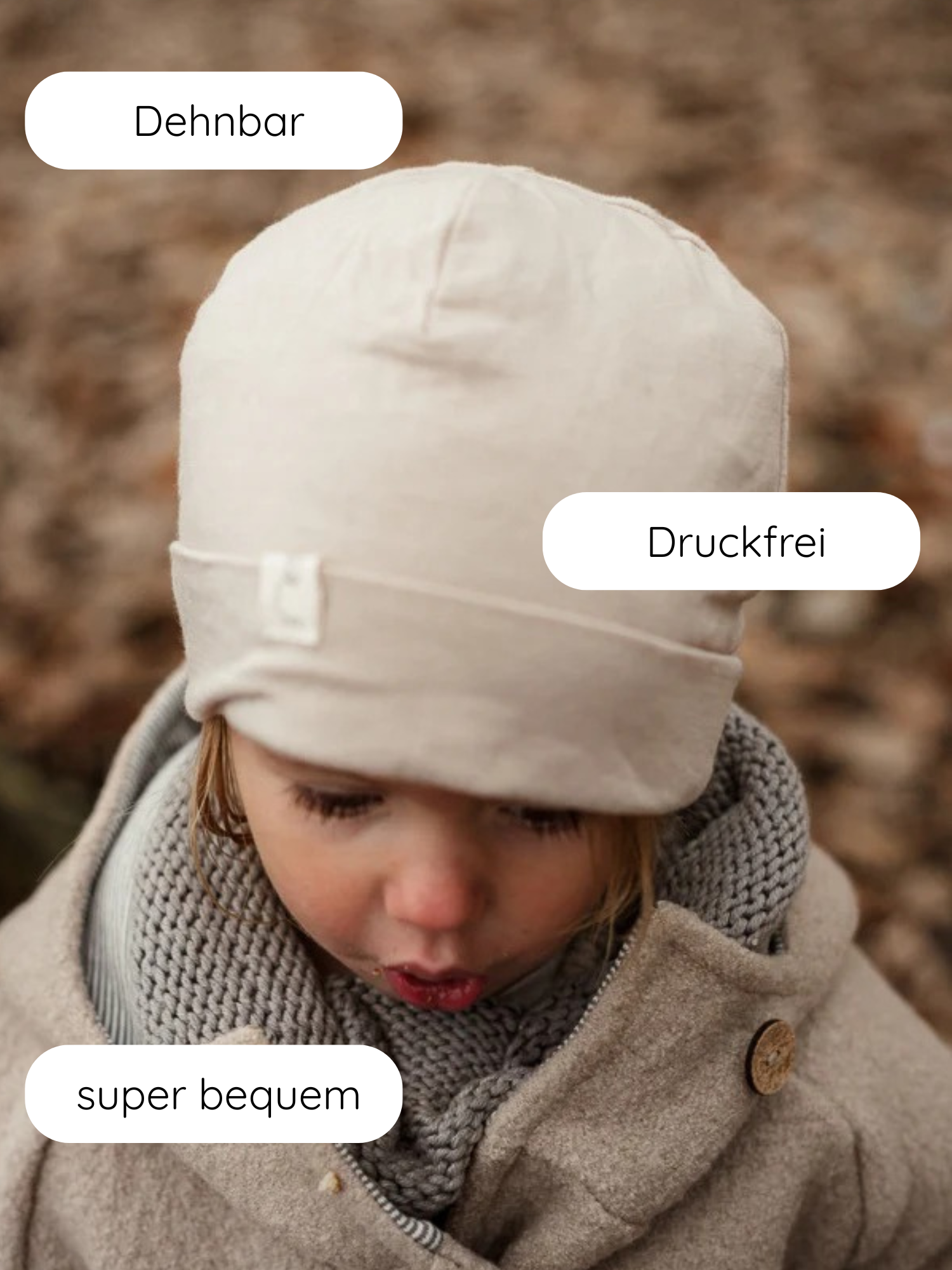 Beanie Kaschmir-Mix - Sand: Kind mit beiger Beanie, passend für Herbst, dehnbar, druckfrei, super bequem. Handgefertigt in Berlin, ideal für empfindliche Babyhaut.