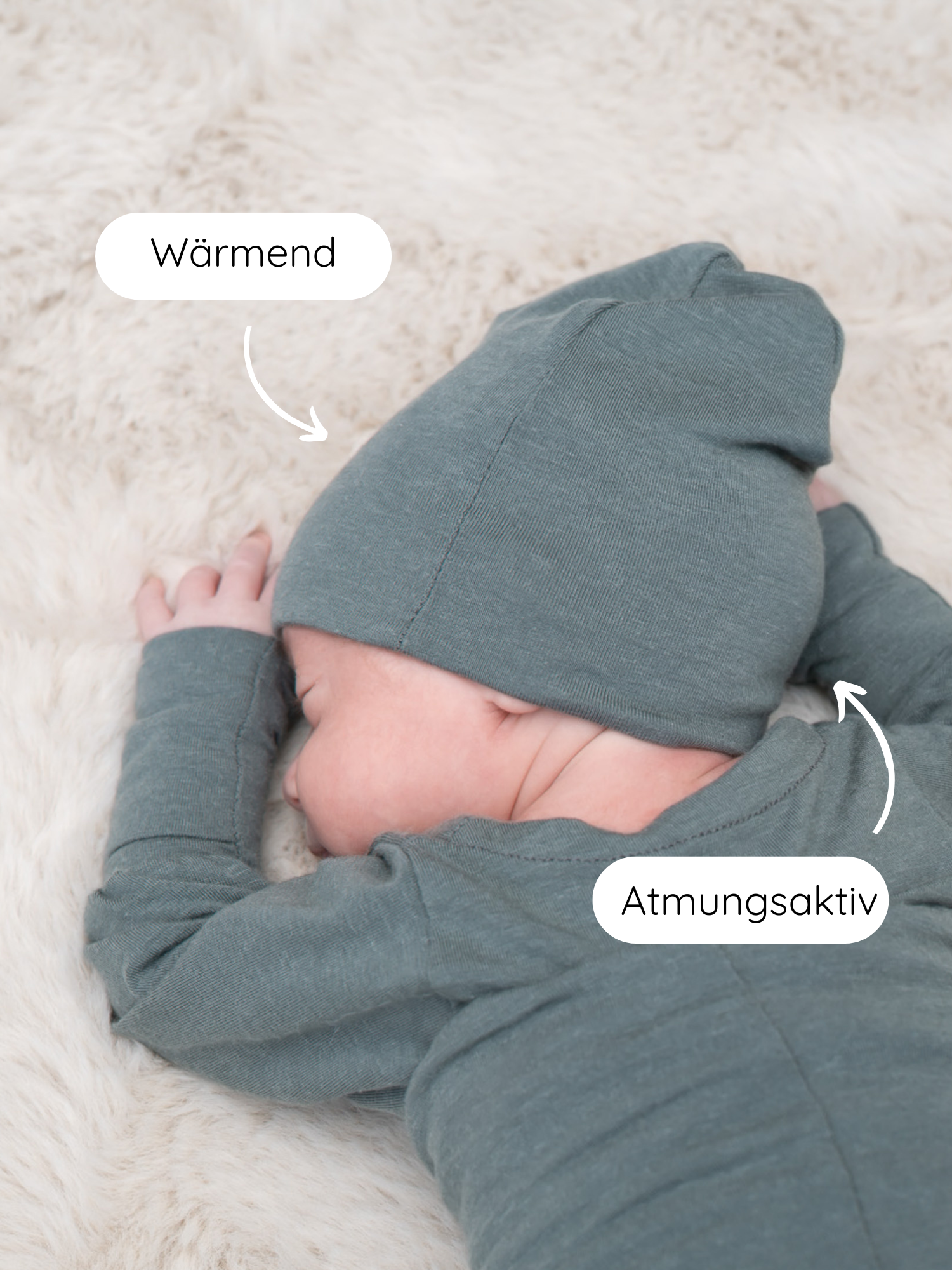 Schlafendes Neugeborenes auf cremefarbenem Teppich, trägt Beanie Kaschmir-Mix - Taube. Die Mütze ist wärmend und atmungsaktiv, perfekt für sensible Babyhaut, dehnbar, komfortabel und handgefertigt in Berlin.