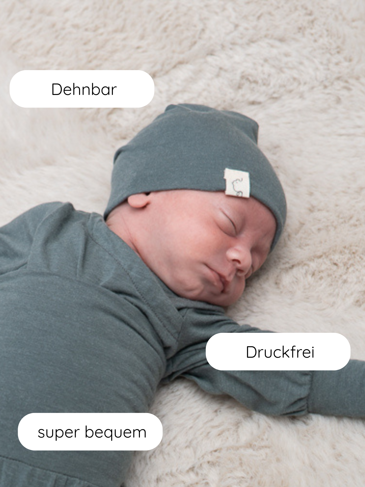 Schlafendes Neugeborenes auf weicher Oberfläche, trägt Beanie Kaschmir-Mix - Taube, ein stretchbares, druckfreies und super bequemes Set aus graugrünem Jersey, ideal für empfindliche Babyhaut.