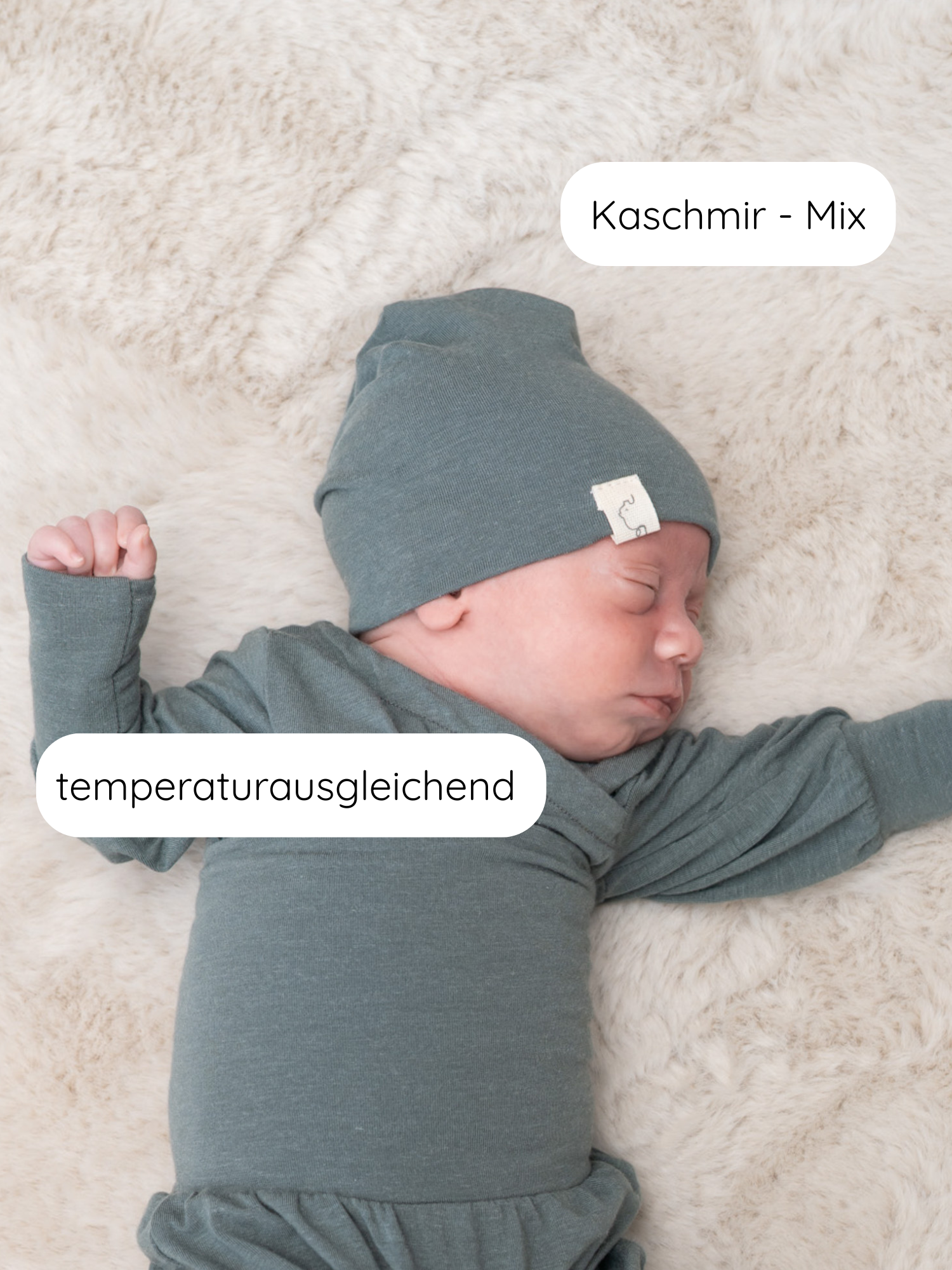 Beanie Kaschmir-Mix - Taube: Neugeborenes in weicher, tealgrüner Strickmütze und passendem Wickelanzug auf cremefarbenem Plüschteppich, betont durch Kaschmir-Mix und temperaturausgleichend Labels.