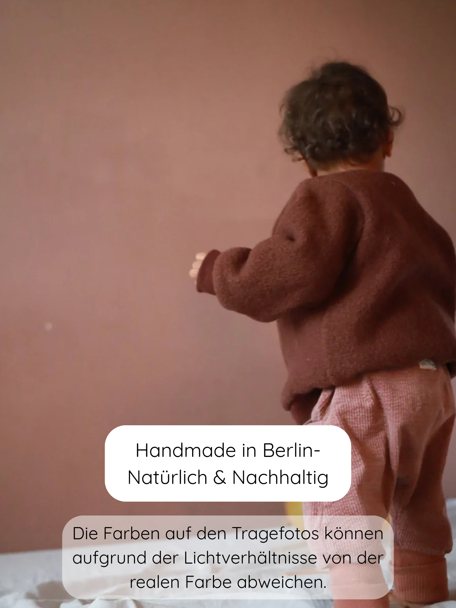 Kleinkind von hinten in Bomberjacke Wollwalk - Schoko, weiche braune Jacke aus Wollwalk mit Jerseyfutter, geeignet für Herbst/Winter, handgemacht in Berlin.