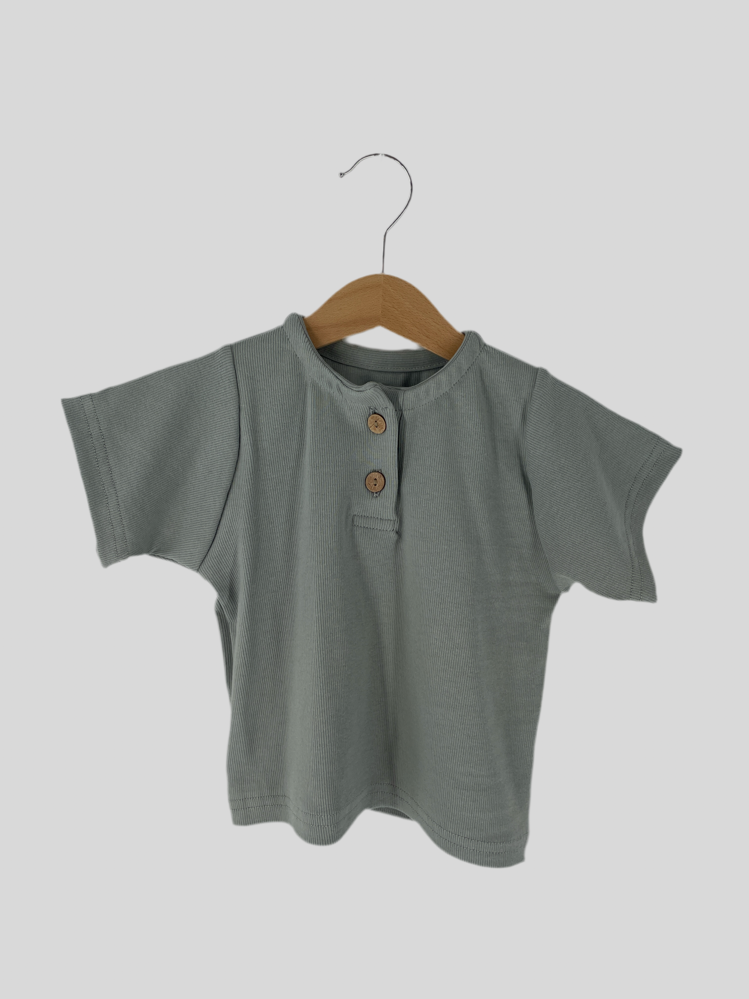 Kurzes Shirt Ripp Aqua Gr. 1, neu, präsentiert sich in einem modernen, eng anliegenden Design mit geripptem Stoff, ideal für einen stilvollen, lässigen Look.