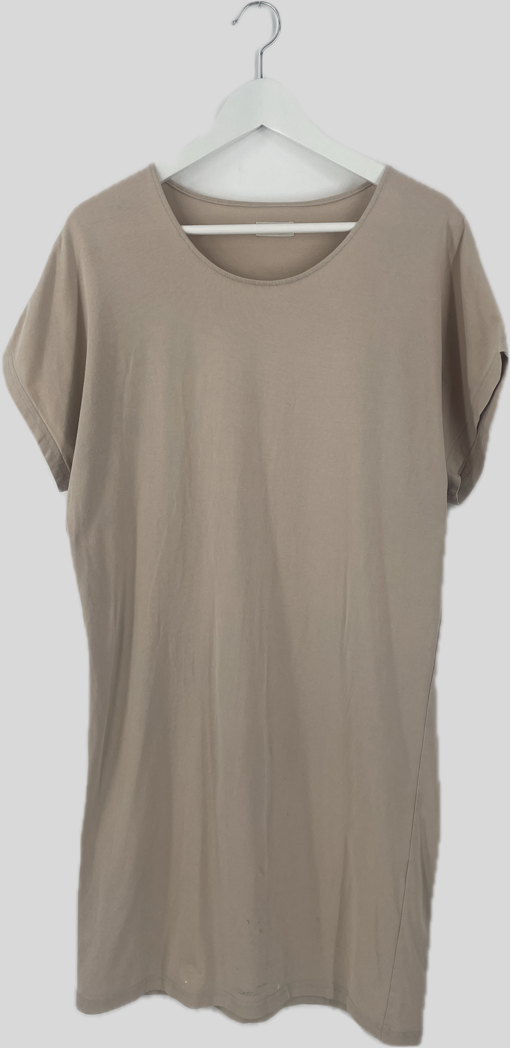 Frauen Kleid Jersey Sand Gr. S auf weißem Kleiderbügel, zeigt leichte Gebrauchsspuren mit einer verzogenen Naht und einigen Flecken, vor einem neutralen Hintergrund.