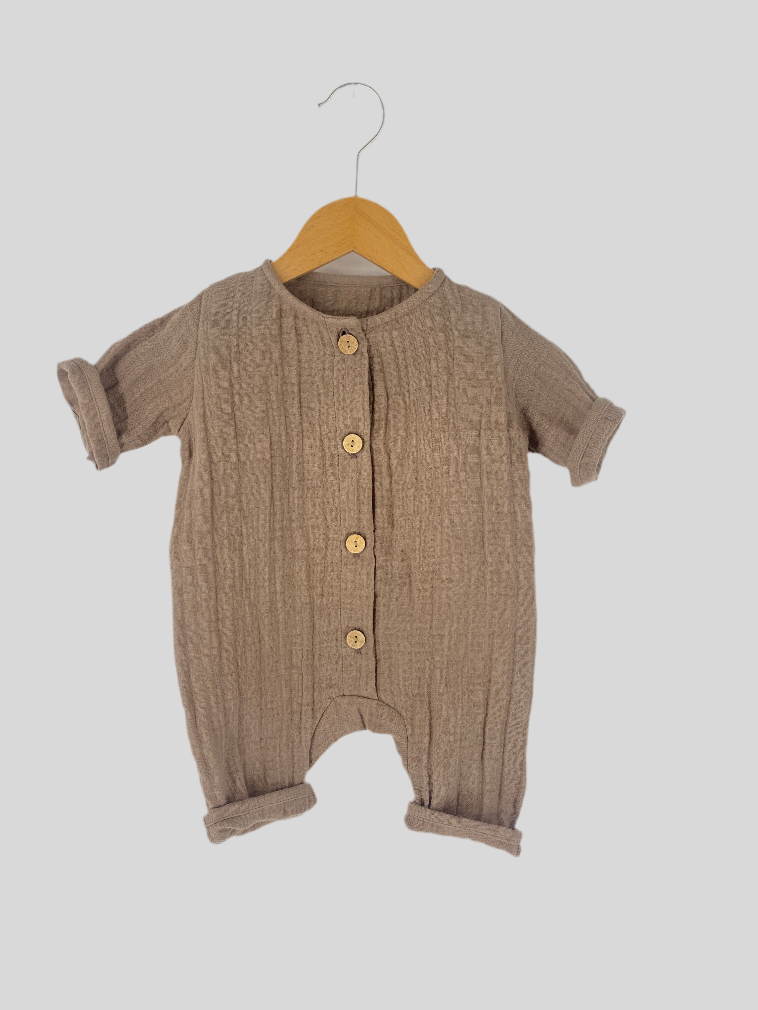 Mini Overall Musselin Schlamm Gr. 0M, Zustand: neu. Der Overall hat eine weiche Musselinstruktur und ist speziell für Neugeborene gestaltet, bietet Komfort und Bewegungsfreiheit für kleine Babys.