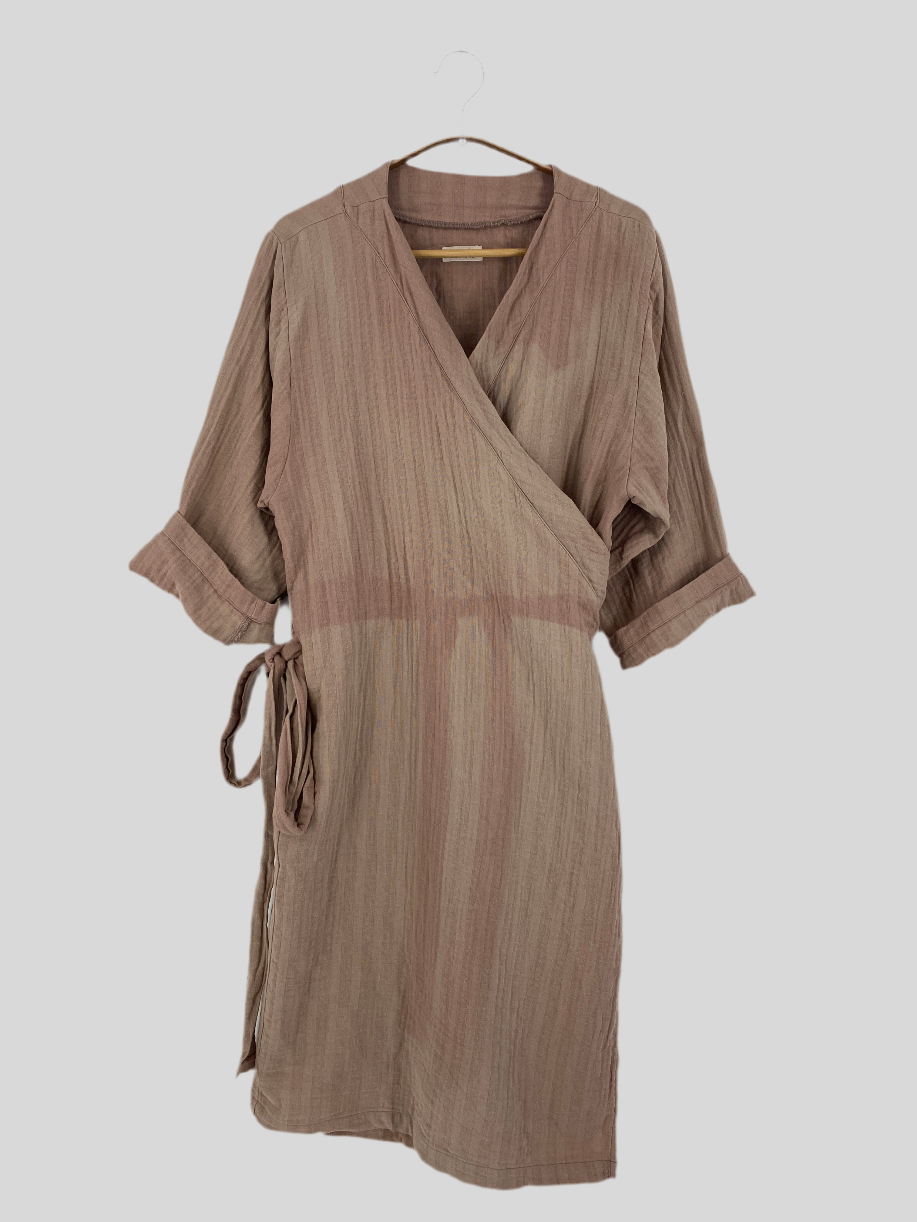 Kopie Frauen Wickelkleid Musselin Puder Gr S, ein knielanges, leichtes Wickelkleid aus gekräuselter Baumwolle, mit V-Ausschnitt und Stoffgürtel. Zustand: gut, aber mit ausgeblichenen Flecken.