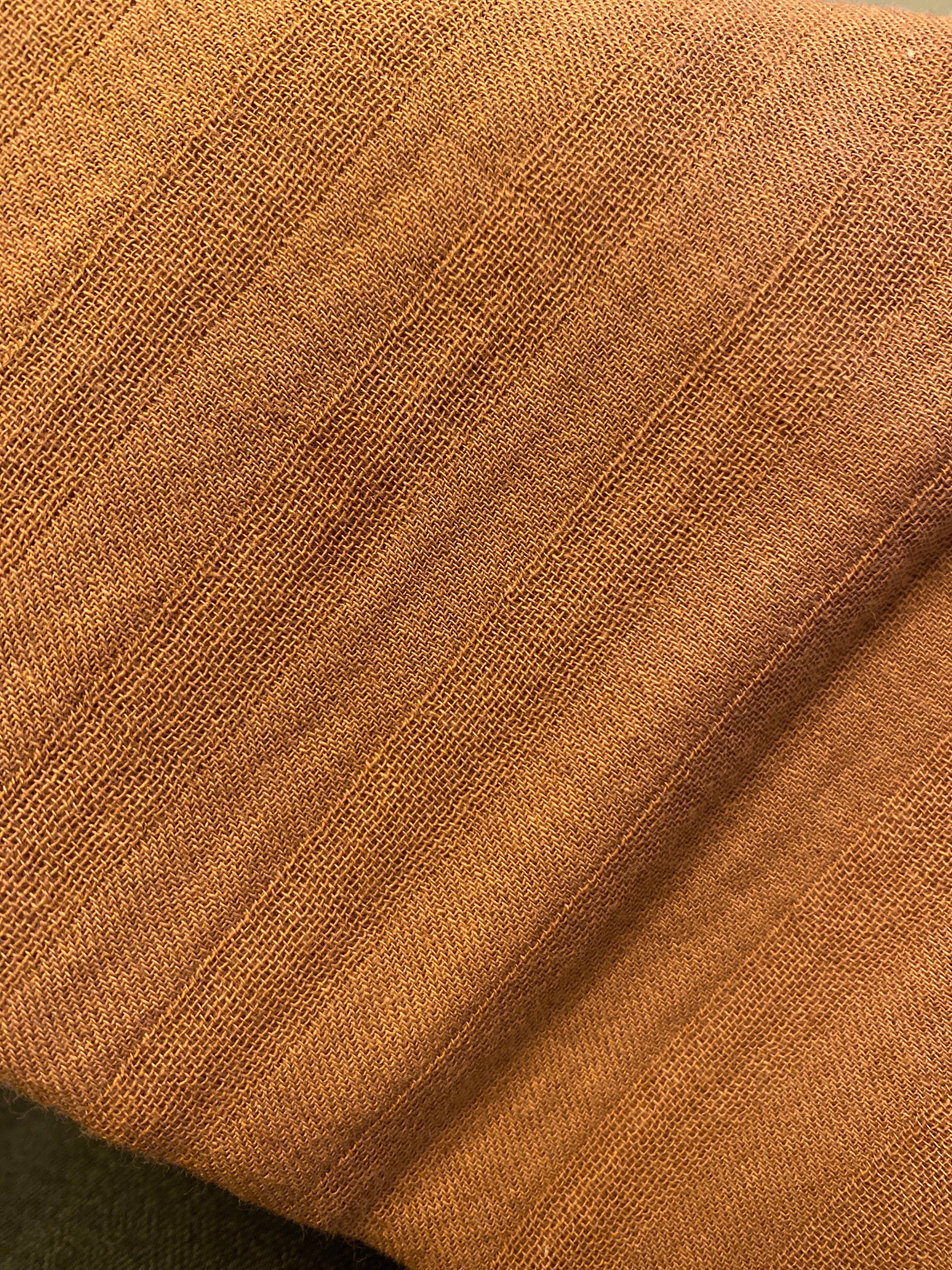 Nahaufnahme des Kleines Tuch Musselin Zimt, ein gewebter Stoff mit feinen gestickten Streifen. Der Zustand ist neu, jedoch mit einem kleinen Fleck. Perfekt für dekorative Kissen oder Polster.