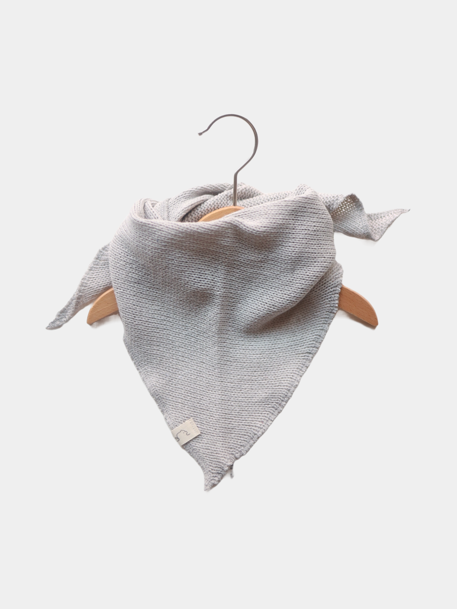 Dreieckstuch Grobstrick - Maus aus recycelter Baumwolle, auf einem Bügel präsentiert, ideal für Babys und Kleinkinder. Gezeigt mit Etikett und grobem Strickmuster.