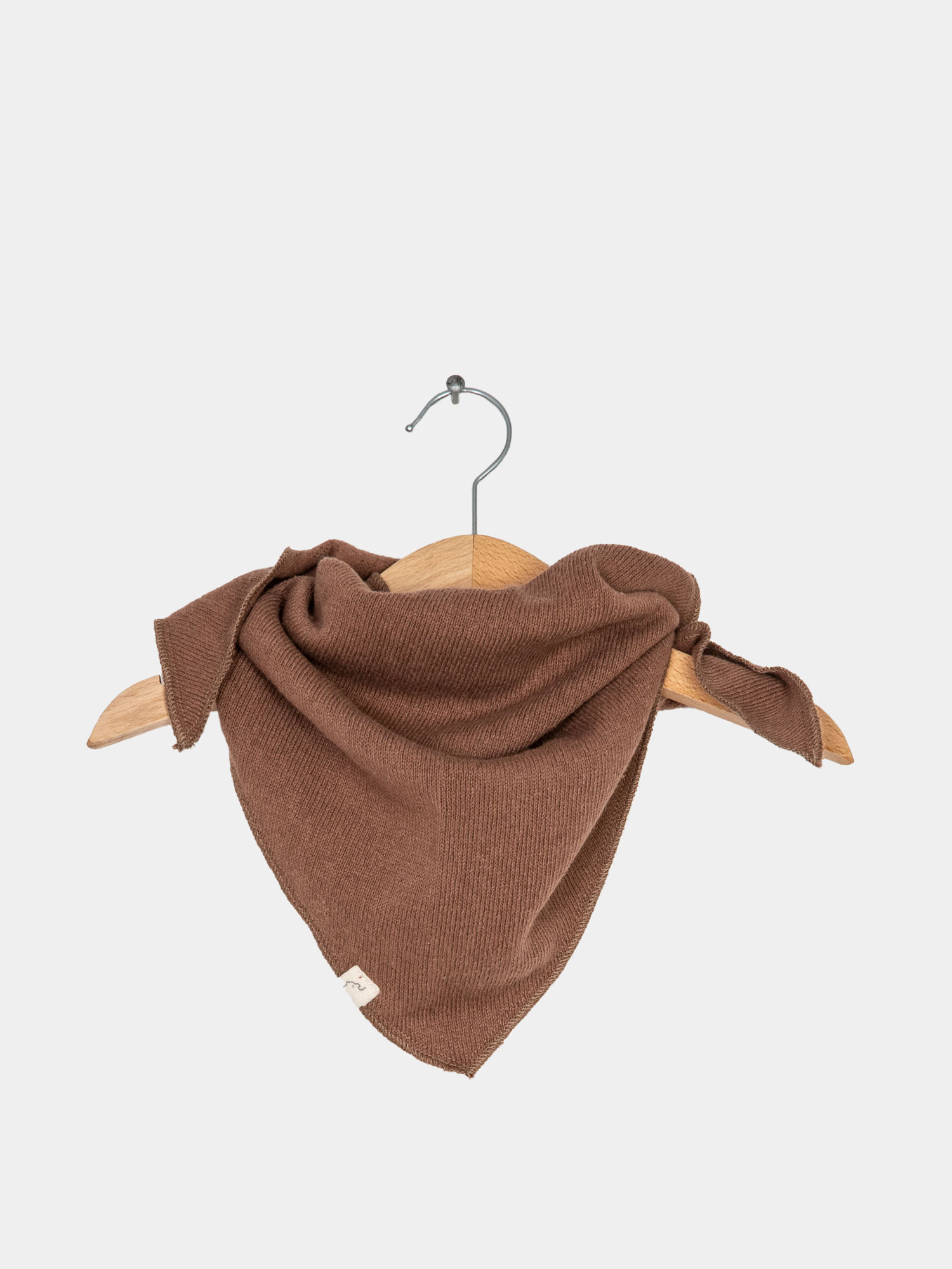 Dreieckstuch Strick - Nougat aus 100% recycelter Baumwolle, auf einem Holzbügel drapiert, zeigt die weiche, angeraute Oberfläche. Ideal für Babys und Kleinkinder.