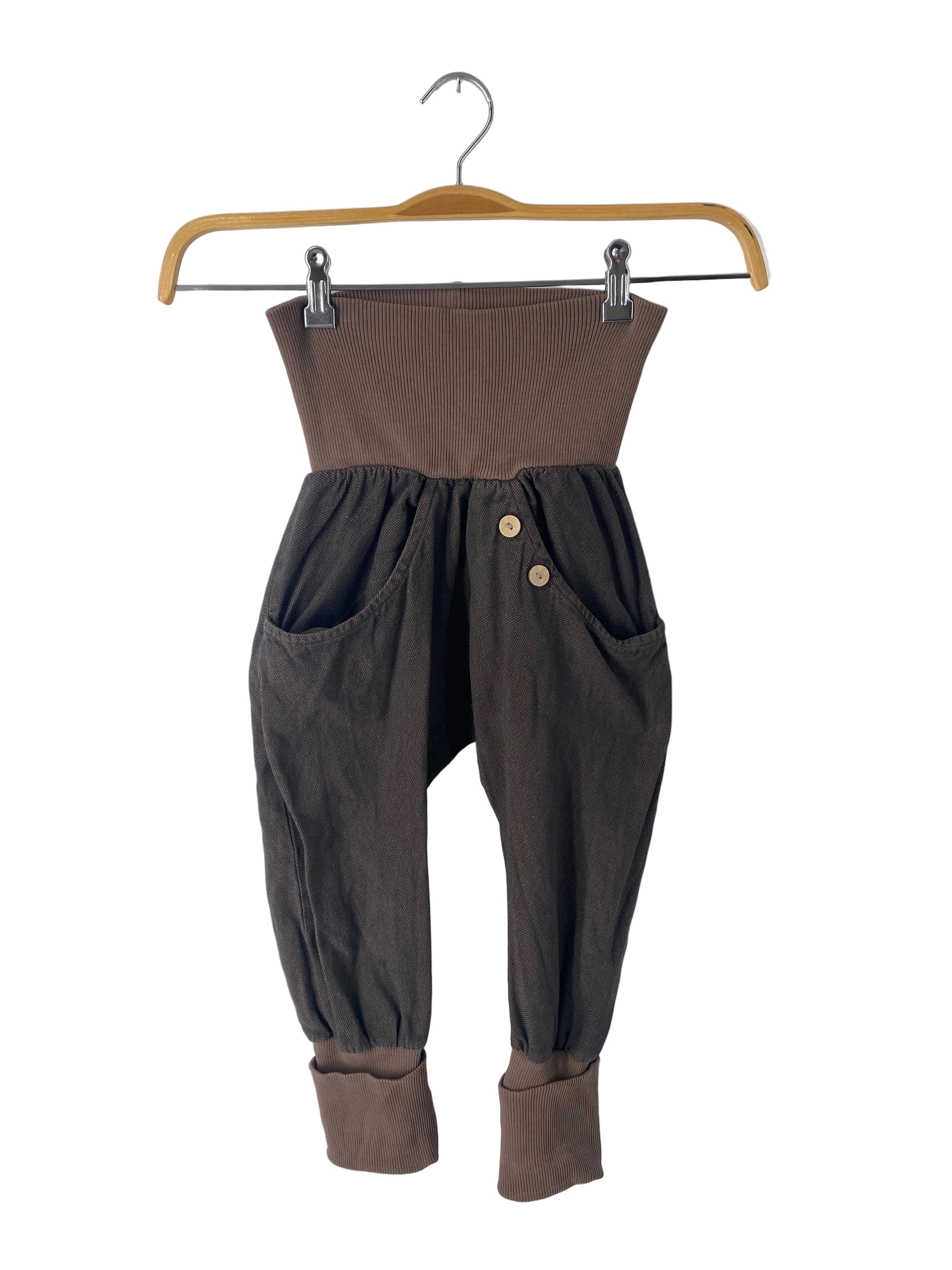 (Kopie) Knickerbocker Bio Kreuzköper Schoko Gr 4/5Y: Kinderhose im Drop-Crotch-Stil mit breitem, geripptem Bund und Bündchen, lockerer Passform, zwei Seitentaschen und dekorativen Holzknöpfen, Zustand: gut.