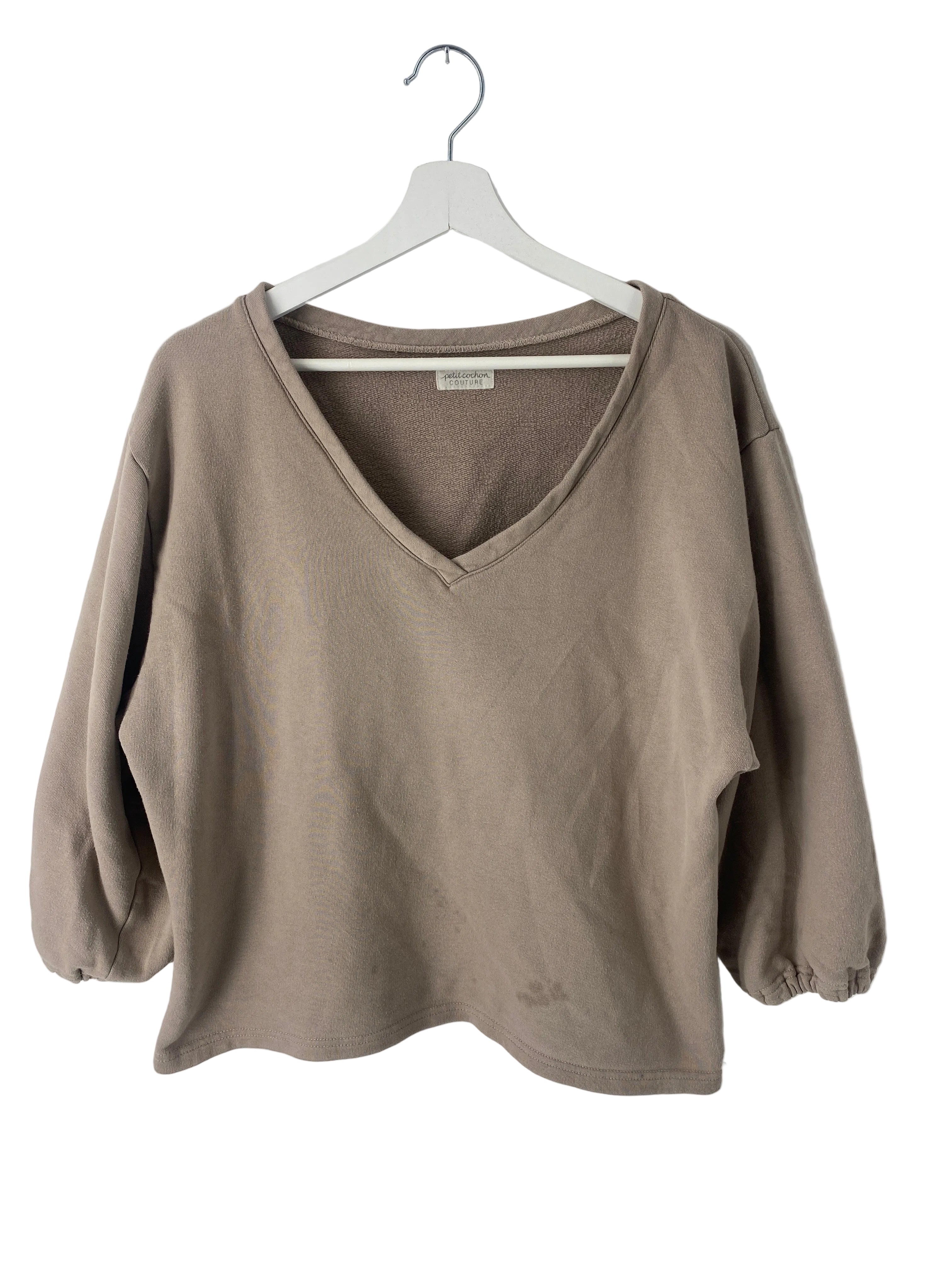 Frauen Pulli Bio Sweat Stein mit V-Ausschnitt Gr M/L: Locker sitzender Pullover in Taupe, tiefer V-Ausschnitt, leicht gepuffte Ärmel mit Bündchen, weiches Strickmaterial. Zustand: ok, Flecken unten/vorne.