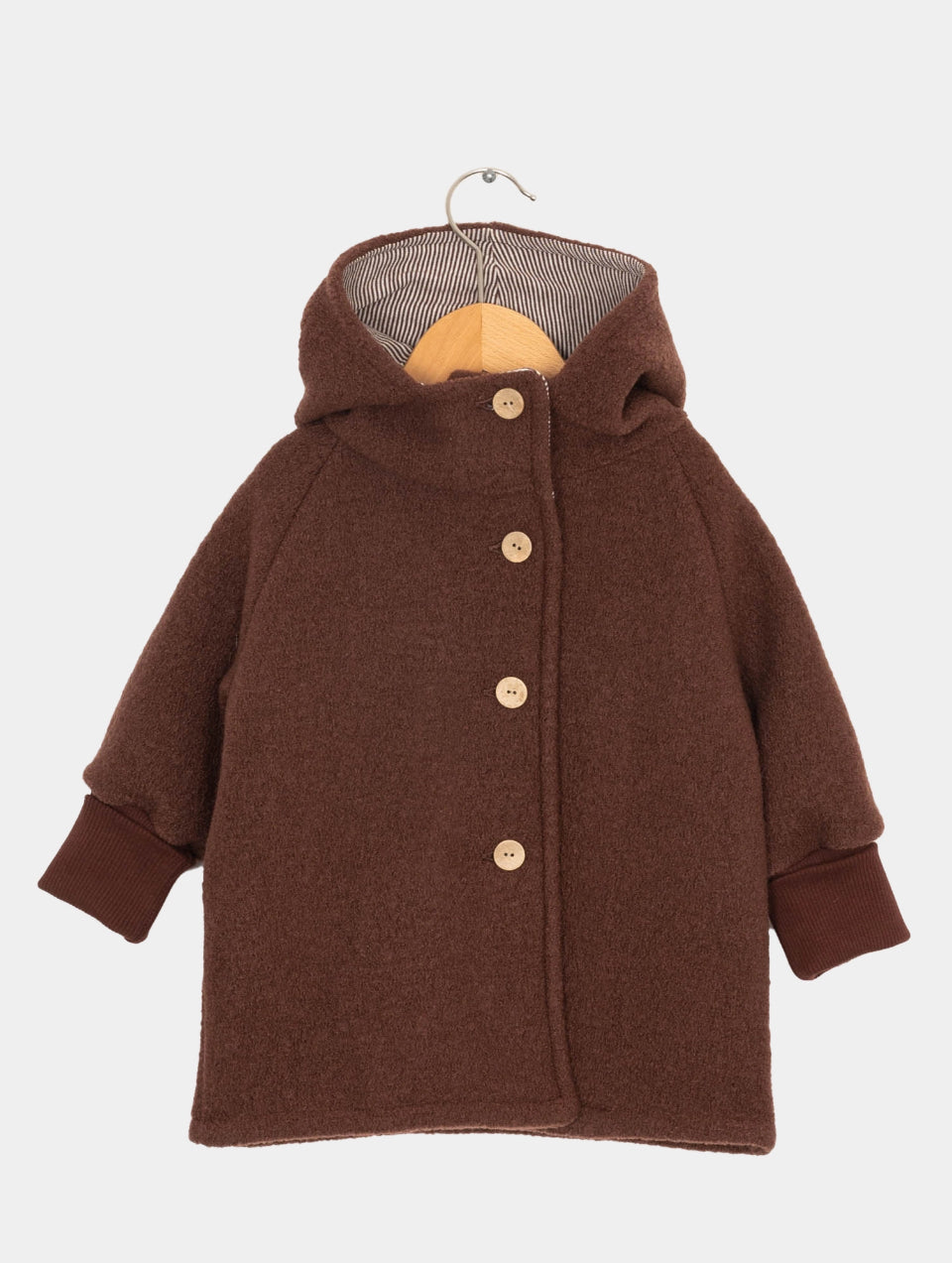Kinder-Wichteljacke Wollwalk Kastanie Gr 10/11Y, neuwertig, mit Kapuze, vier runden Holzknöpfen vorne, gerippten Ärmelbündchen; Größe 152-164. Hängend an einem Holzbügel dargestellt.