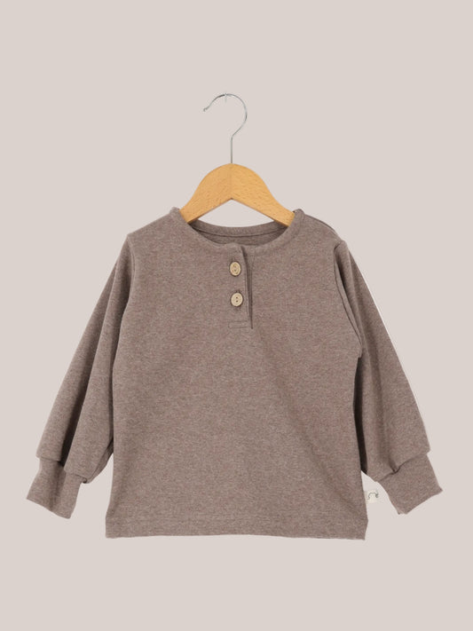 Maglietta in maglia fine - Praline: una semplice maglia Henley a maniche lunghe con scollo rotondo e abbottonatura a due bottoni, realizzata in tessuto a maglia fine. Ideale per tutti i giorni, comoda e aderente.