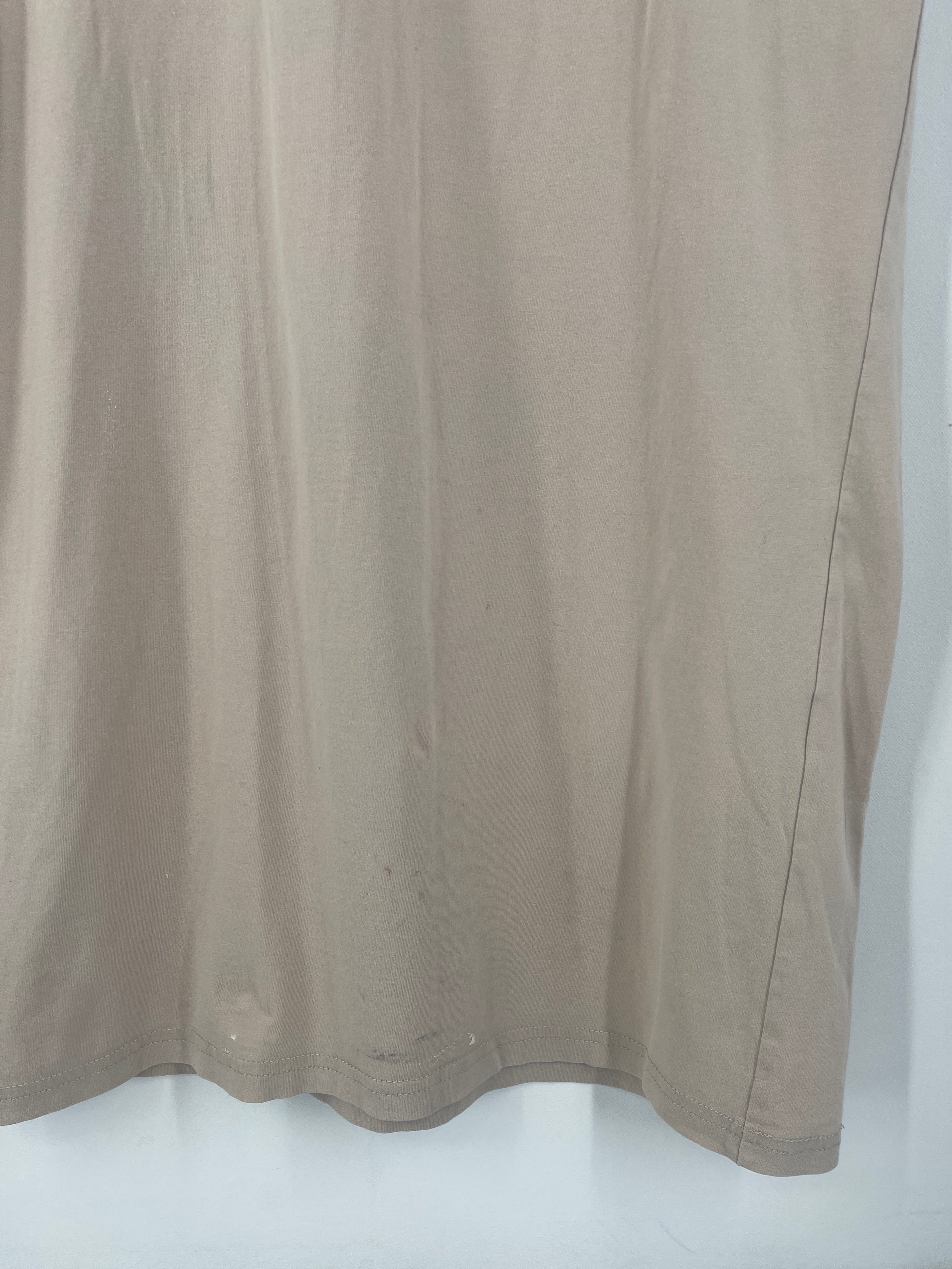 Damen Kleid Jersey Sand Gr. S, Nahaufnahme des unteren Teils. Sichtbar sind der Saum, eine Seitennaht und leichte Falten. Einige Flecken sind nahe dem Saum erkennbar. Zustand: okay.