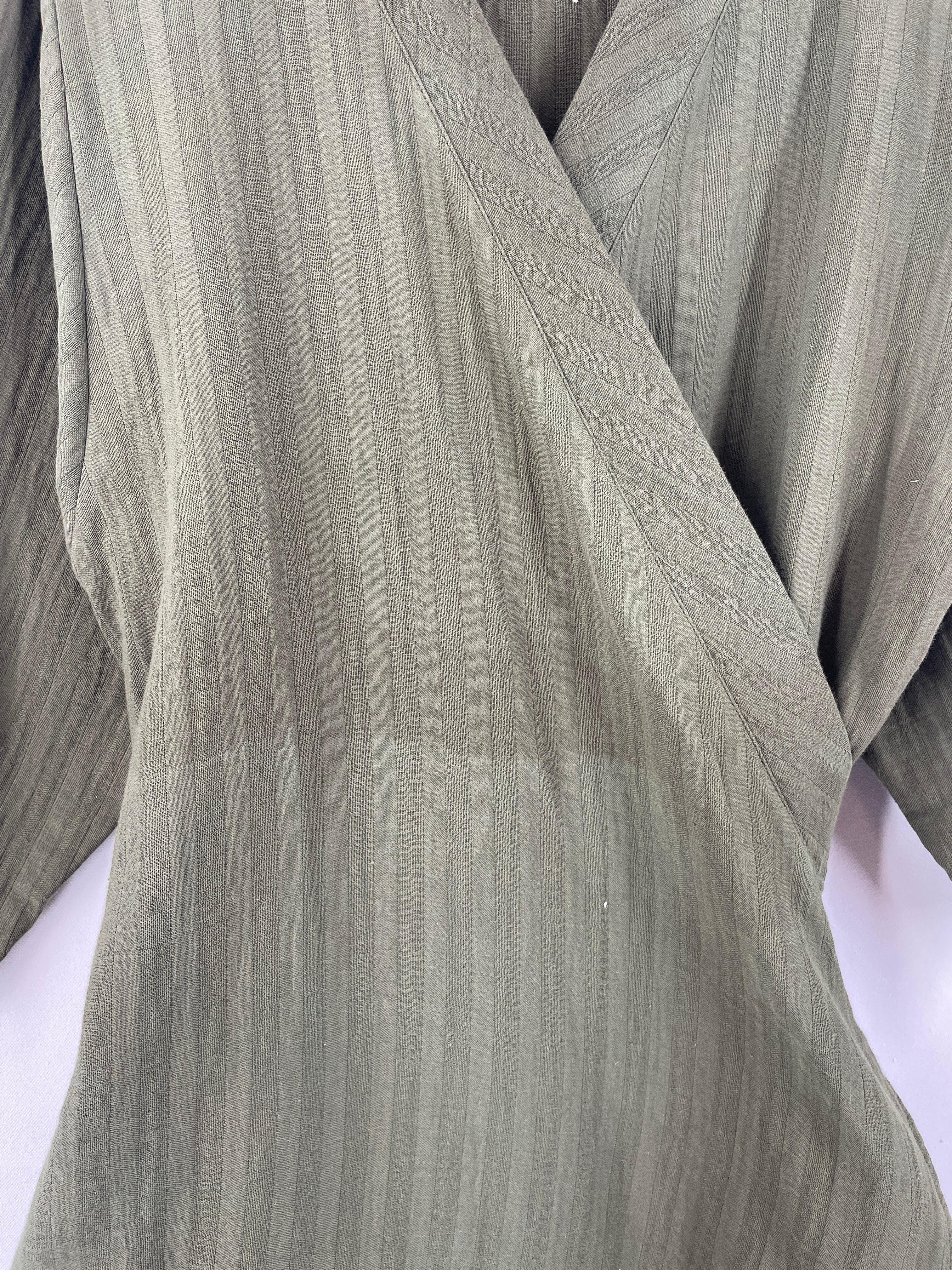 Damen Wickelkleid Musselin Avocao Gr. S, leicht verfärbt, aus gestreiftem Stoff, V-förmiger Wickelstil mit weiten Ärmeln und praktischen Handtaschen, in sehr gutem Zustand.