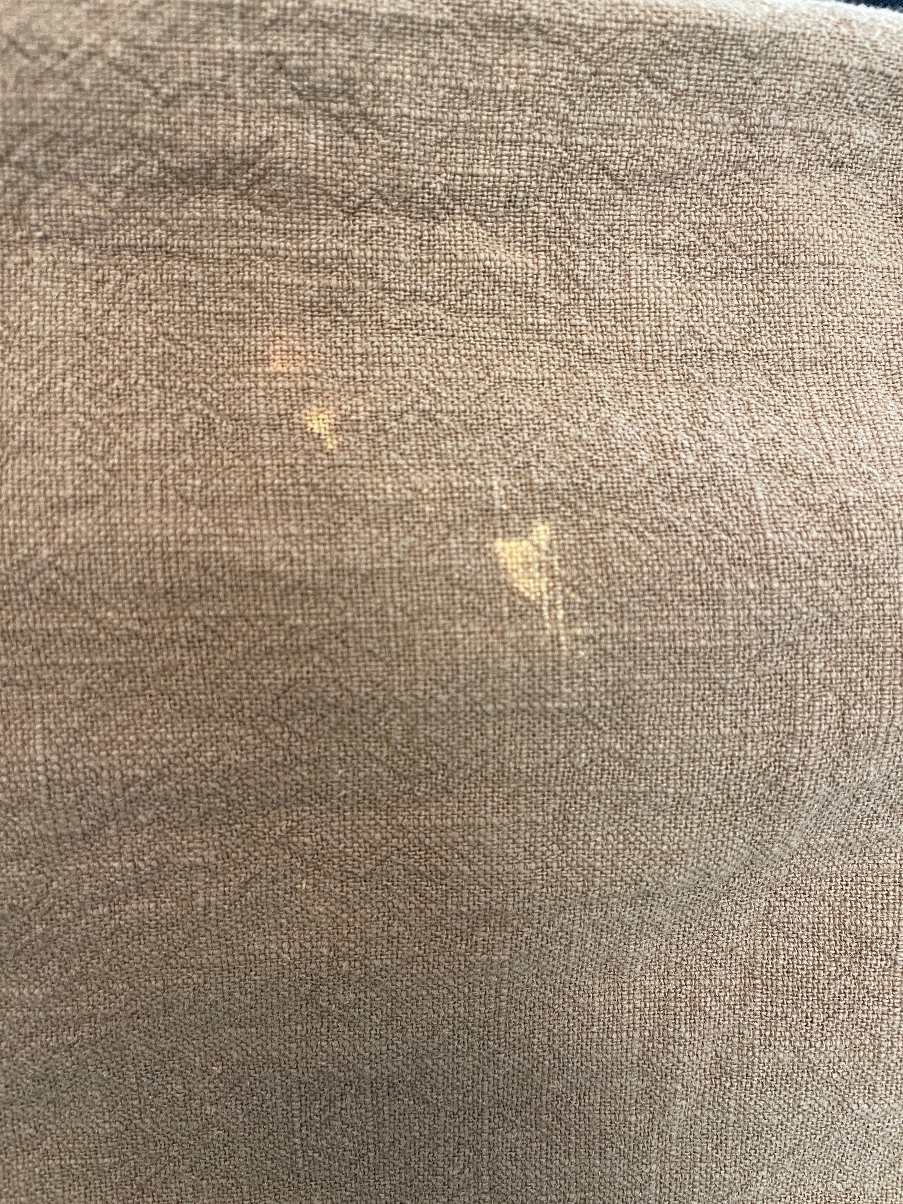 Nahaufnahme von Damen Shorts Leinen Weizen Gr. S mit gutem Zustand, zeigt einen kleinen Fleck auf der Rückseite der gewebten Oberfläche.