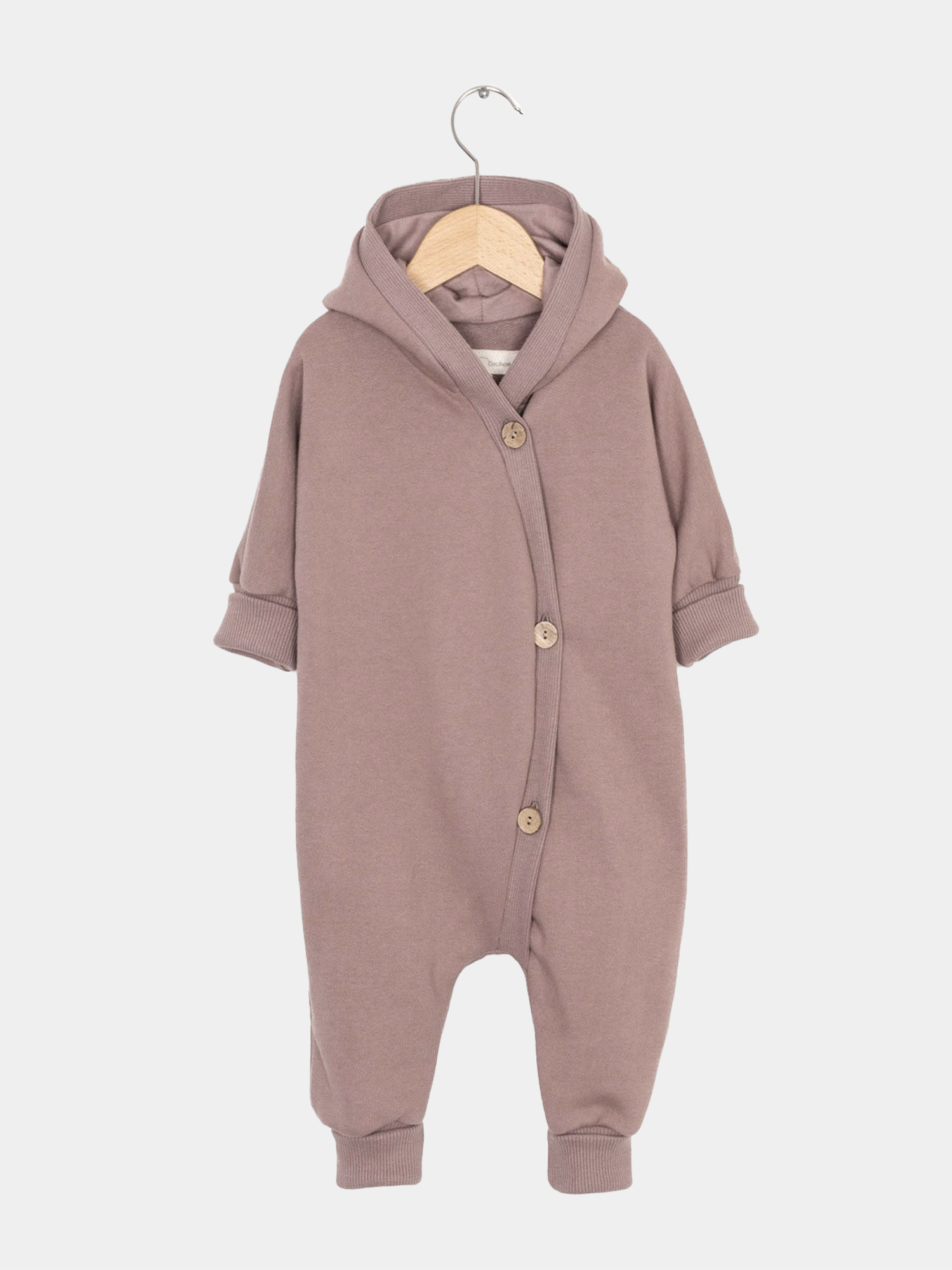 Kuschelanzug Bio-Sweat - Puder: Babystrampler mit Kapuze, Holzknöpfen, schräger Knopfleiste, langen Ärmeln und umgeschlagenen Bündchen, aus kuscheligem Bio-Sweat, ideal für Übergangszeiten, auf Holzbügel präsentiert.
