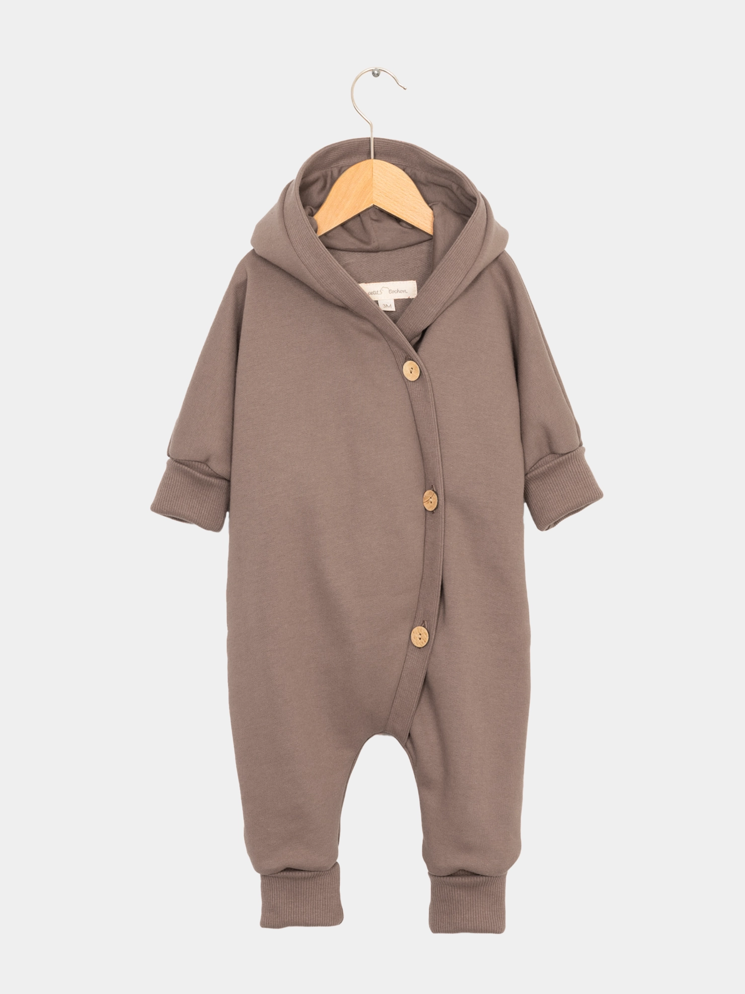 Kuschelanzug Bio-Sweat - Praline: Brauner Baby-Romper mit Wichtelkapuze und weißen Knöpfen, aus weichem Bio-Baumwoll-Sweat, ideal für verschiedene Jahreszeiten und Temperaturen.