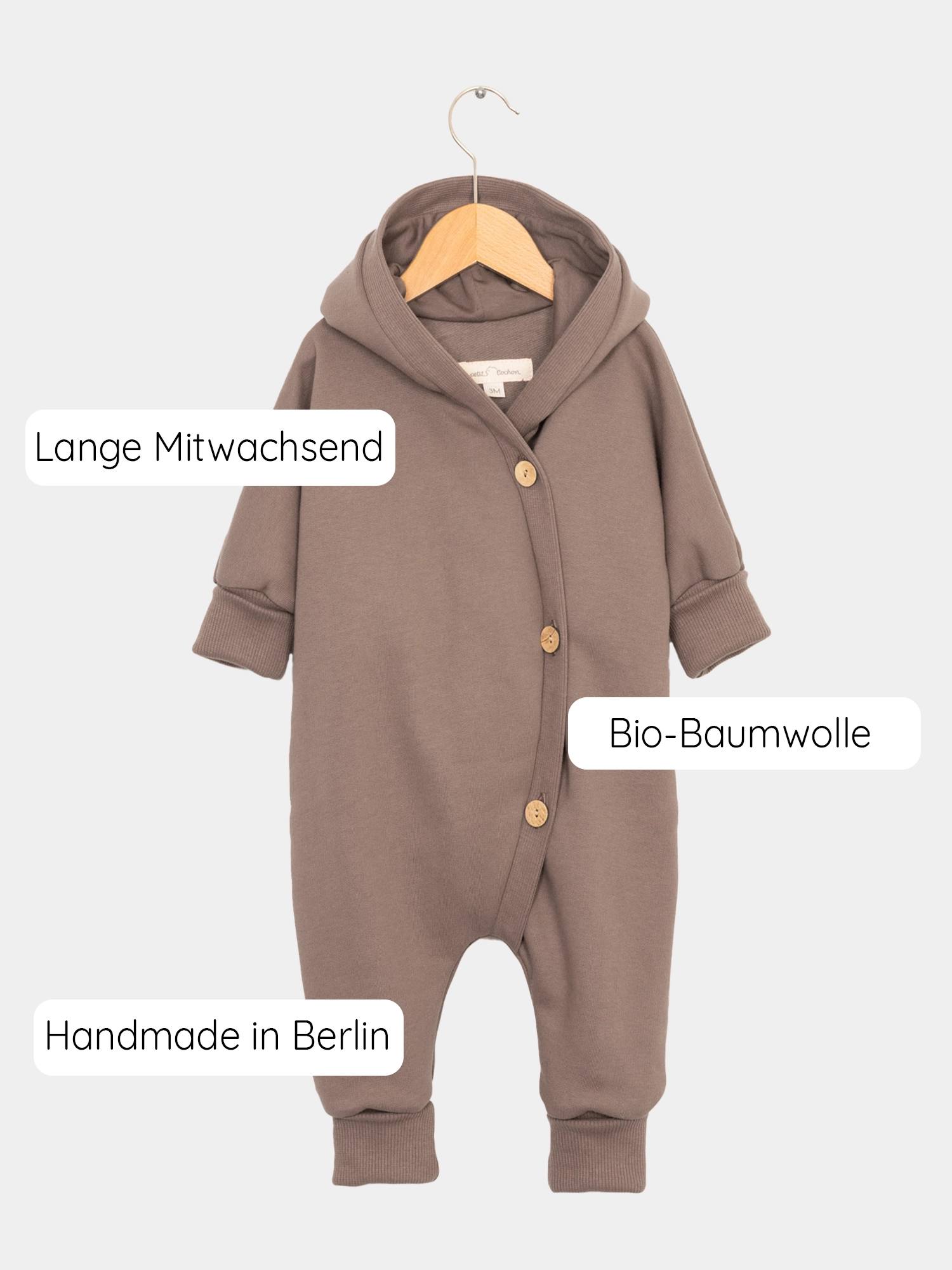 Kuschelanzug Bio-Sweat - Praline: Brauner Baby-Romper mit Knöpfen, aus weichem Bio-Baumwoll-Sweat, mit Wichtelkapuze und krempelbaren Bündchen, ideal für drinnen und draußen, in Berlin gefertigt.  Erstausstattung Baby und Baby Geschenk zur Geburt.