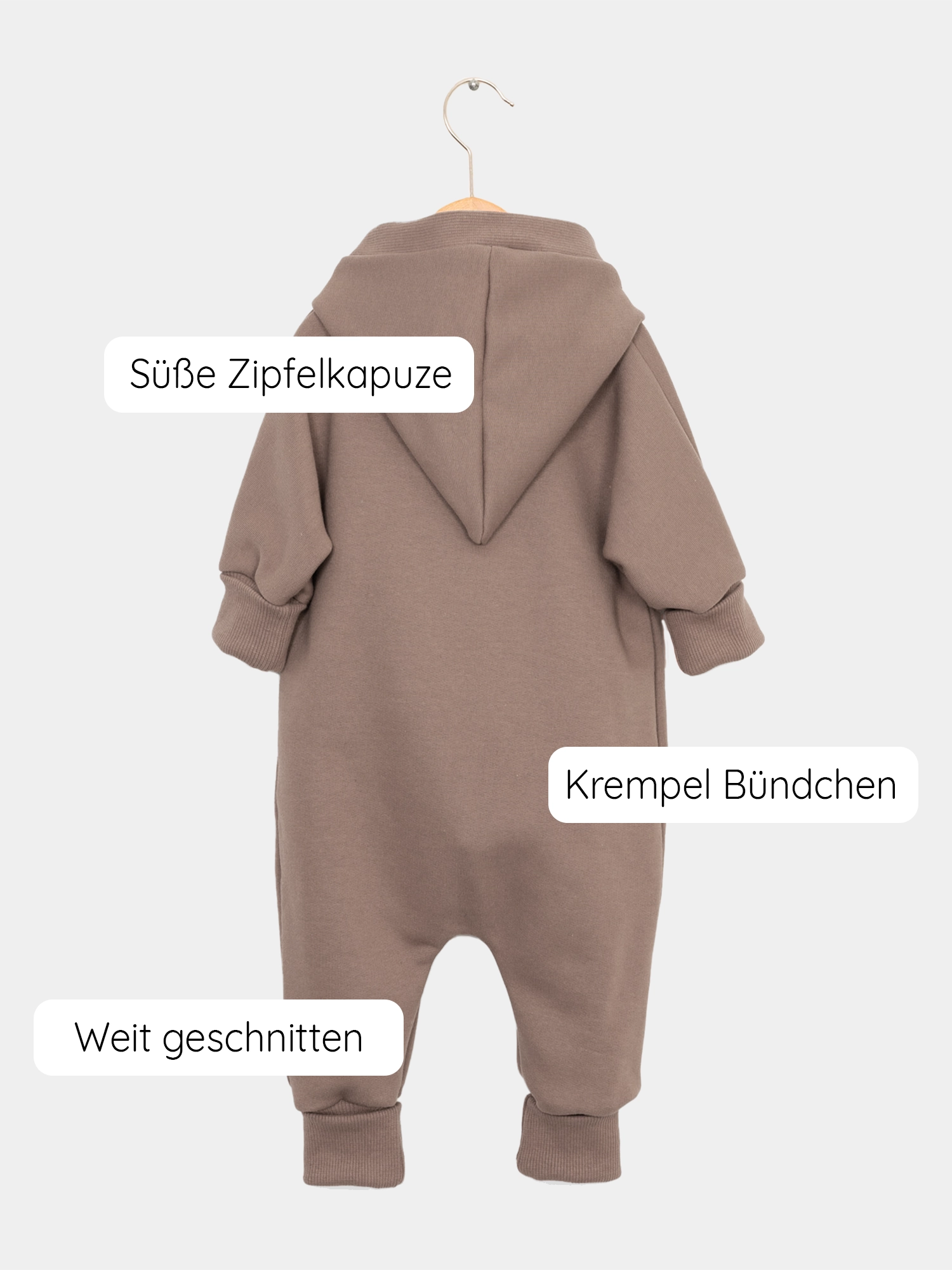 Kuschelanzug Bio-Sweat - Praline: Brauner Baby-Romper mit Kapuze, aus weichem Bio-Baumwoll-Sweat gefertigt, ideal als kuschelige Schicht für drinnen und draußen, mit krempelbaren Bündchen für Mitwachskomfort. Erstausstattung Baby und Baby Geschenk