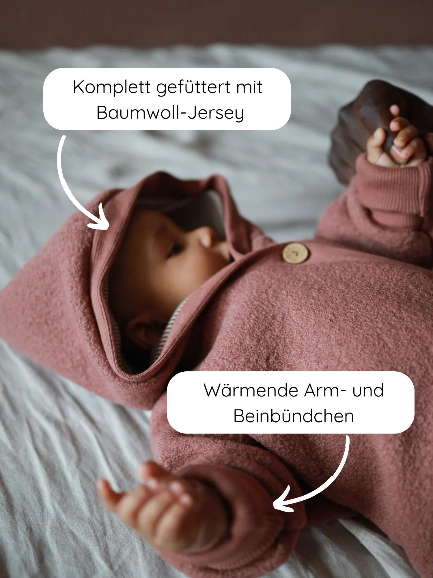 Baby im Kuschelanzug Wollwalk - Zimt, einem warmen, komplett mit Baumwoll-Jersey gefütterten Wollwalk Overall mit Kapuze. Wichtige Merkmale: wärmende Arm- und Beibündchen bieten Schutz und Komfort.