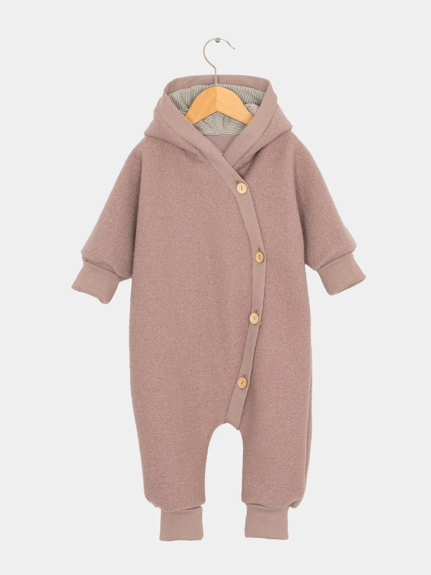 Kuschelanzug Wollwalk - Puder: Ein weicher, fleeceartiger, langärmeliger Einteiler mit Kapuze für Kleinkinder, in zartem Rosaton, mit Holzknöpfen und gerippten Bündchen, ideal für kühle Jahreszeiten.