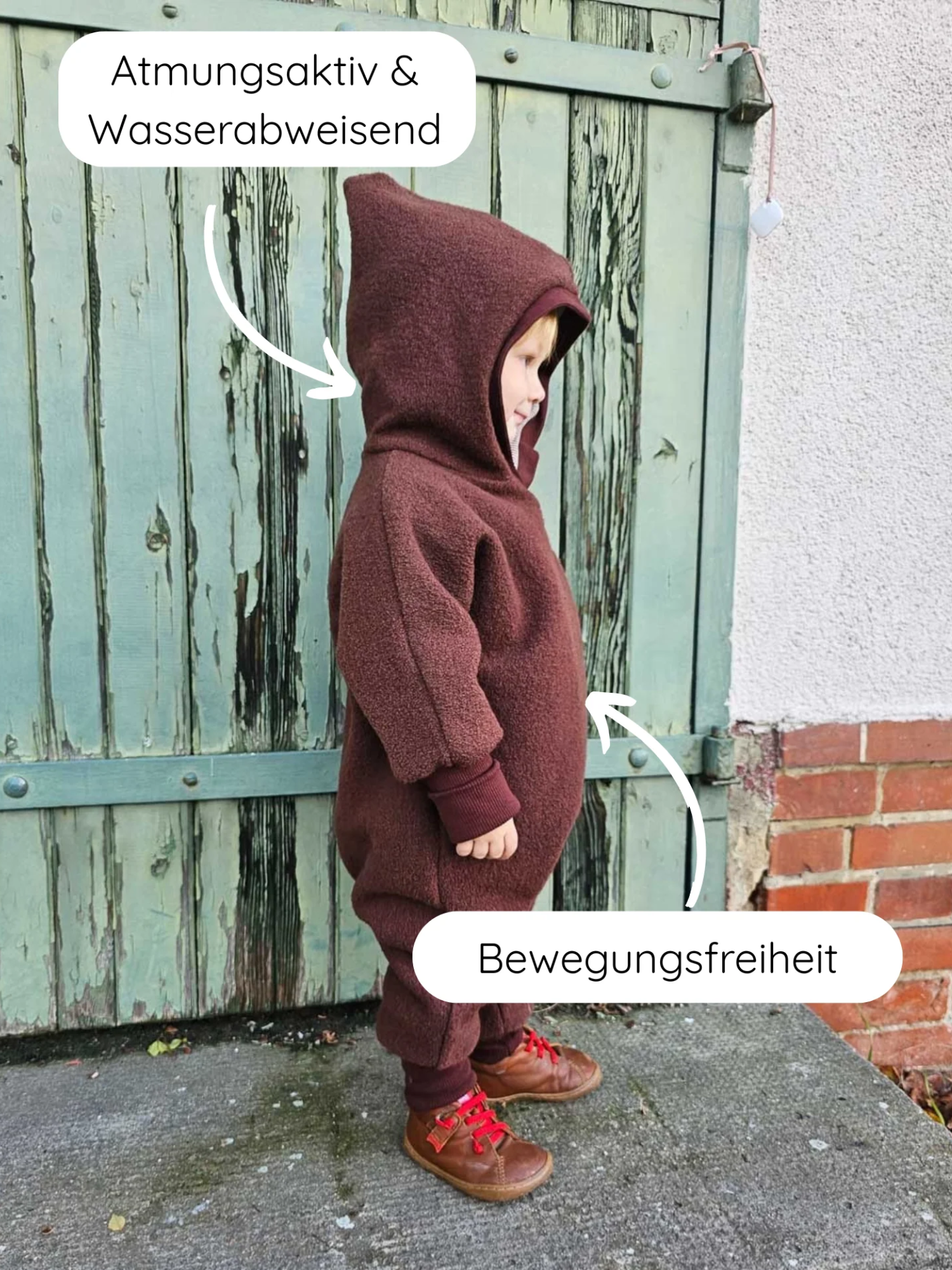 Kleinkind im Profil, trägt den Kuschelanzug Wollwalk - Schoko: ein einteiliger, brauner Overall mit Kapuze aus 100% Schurwolle, atmungsaktiv, wasserabweisend, mit Bio-Jersey-Futter, ideal für Bewegungsfreiheit.