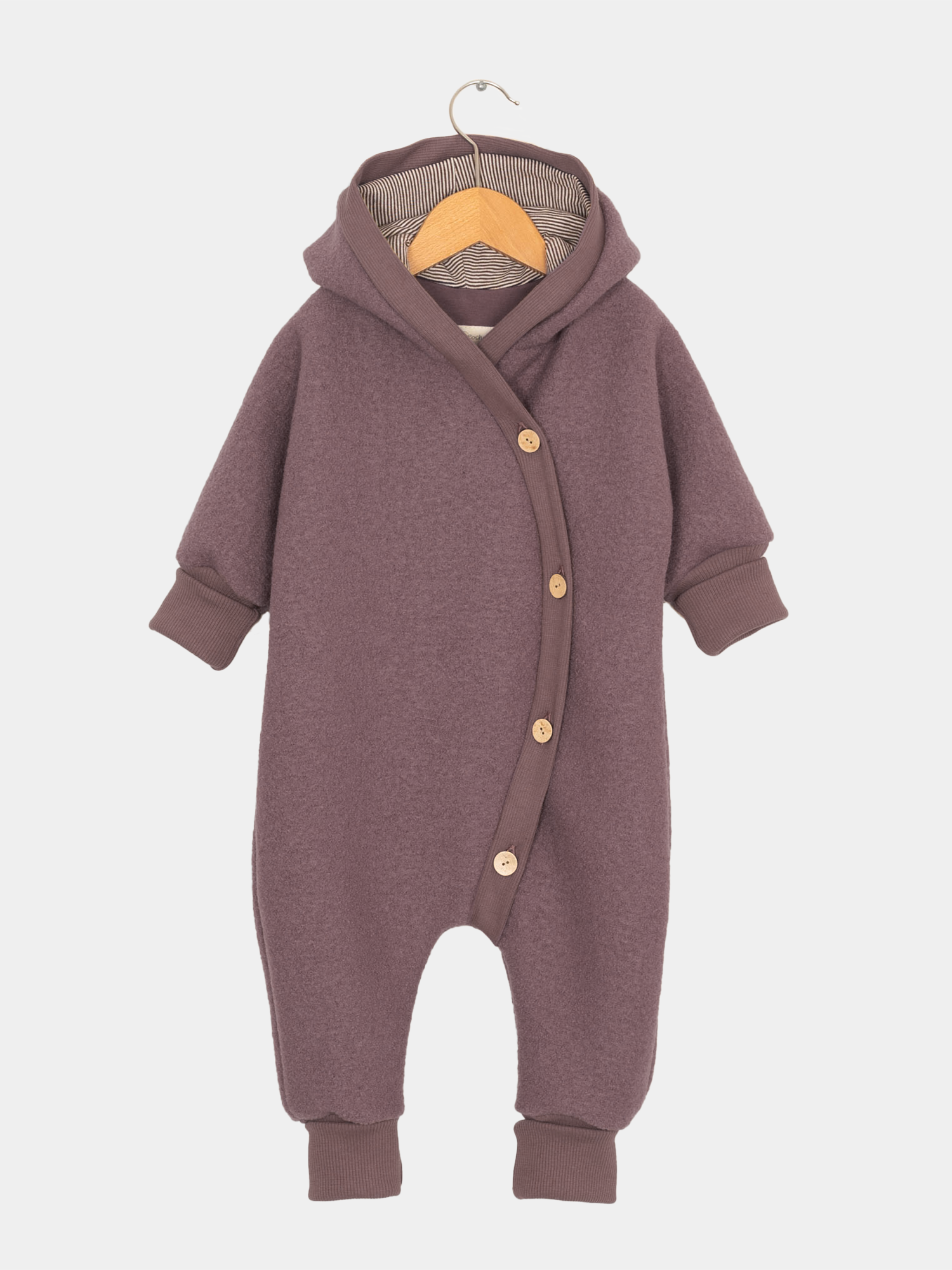 Kuschelanzug Wollwalk - Malve: Lila Wollwalk Overall mit Kapuze und Knöpfen, ideal für kalte Jahreszeiten, bietet Wärme und Bewegungsfreiheit durch eng anliegende Bündchen.