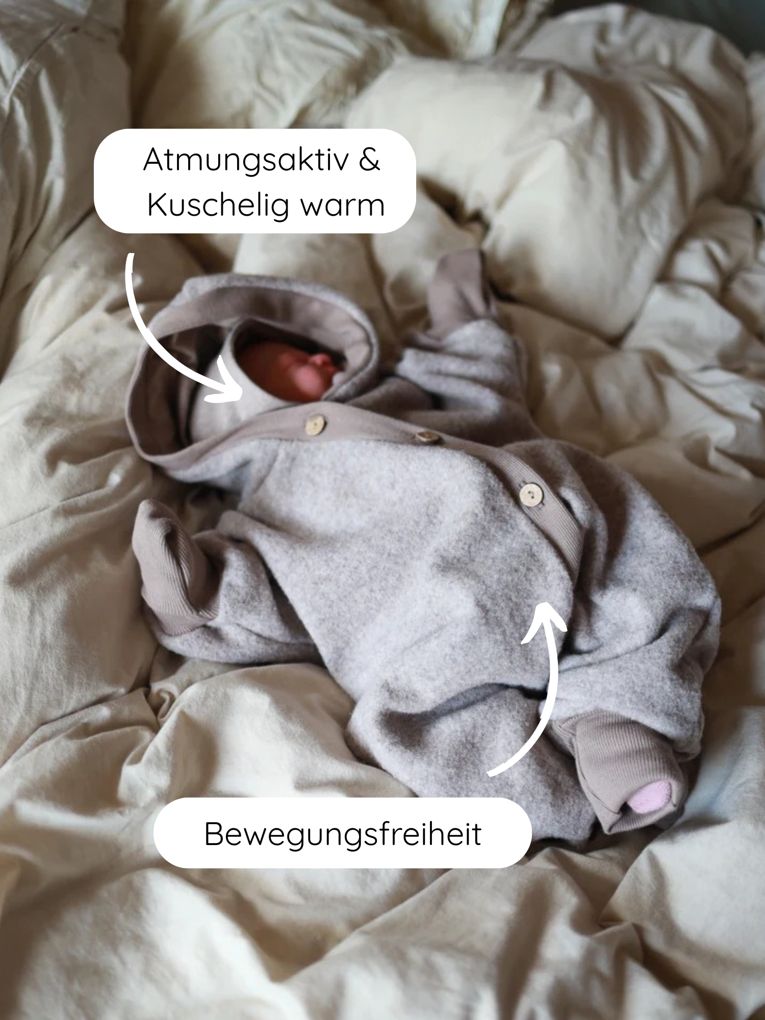 Kuschelanzug Merino Wollfleece - Hafer: Baby liegt auf neutralem Duvet in atmungsaktivem, kuschelig warmem Anzug mit Kapuze. Bewegungsfreiheit durch großzügigen Schnitt, ideal für Komfort und Schutz.