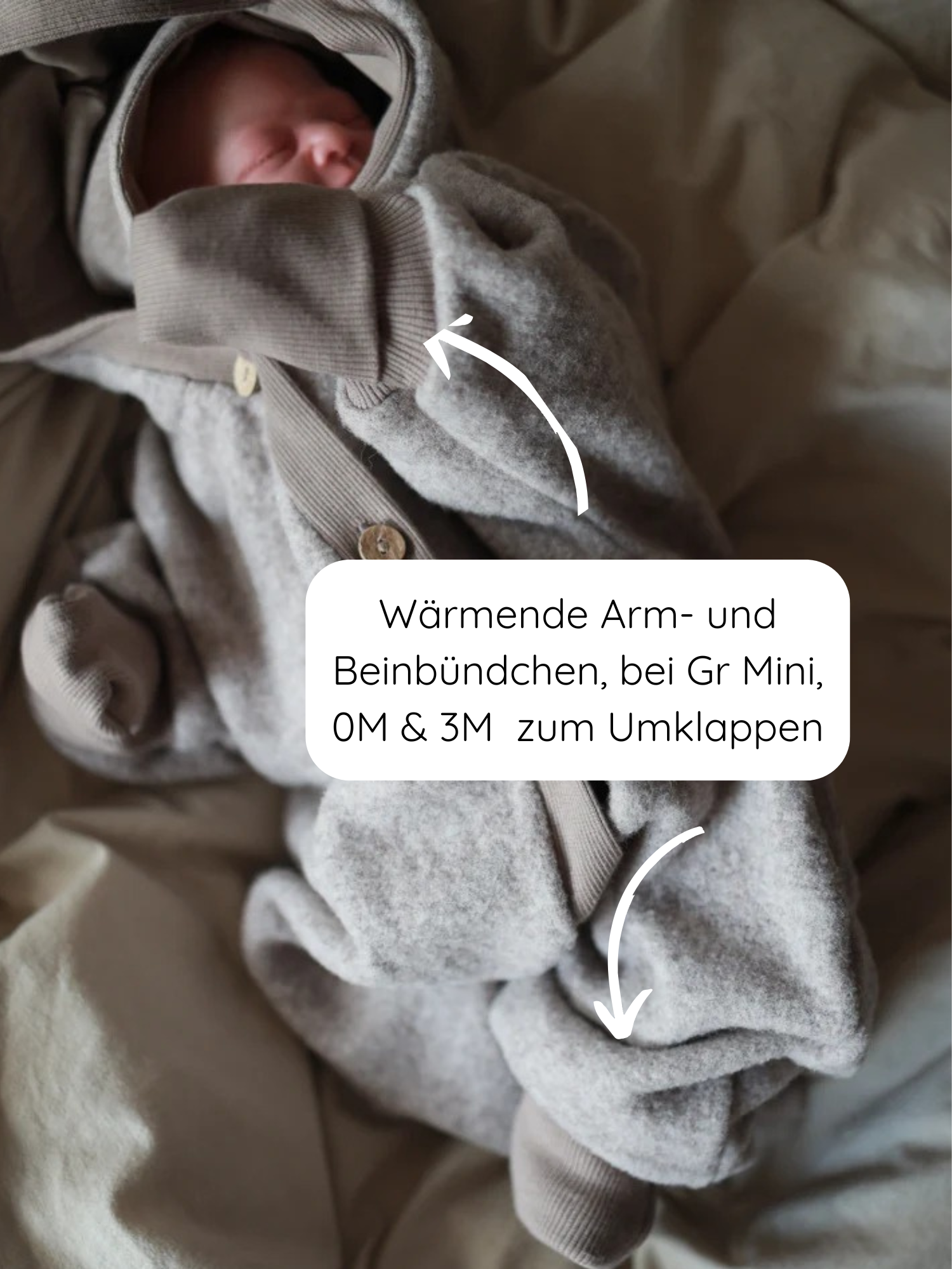 Schlafender Neugeborener in einem Kuschelanzug Merino Wollfleece - Hafer mit Holzknöpfen und umklappbaren, wärmenden Bündchen, ideal für Mini, 0M und 3M Größen, gefertigt in Berlin.